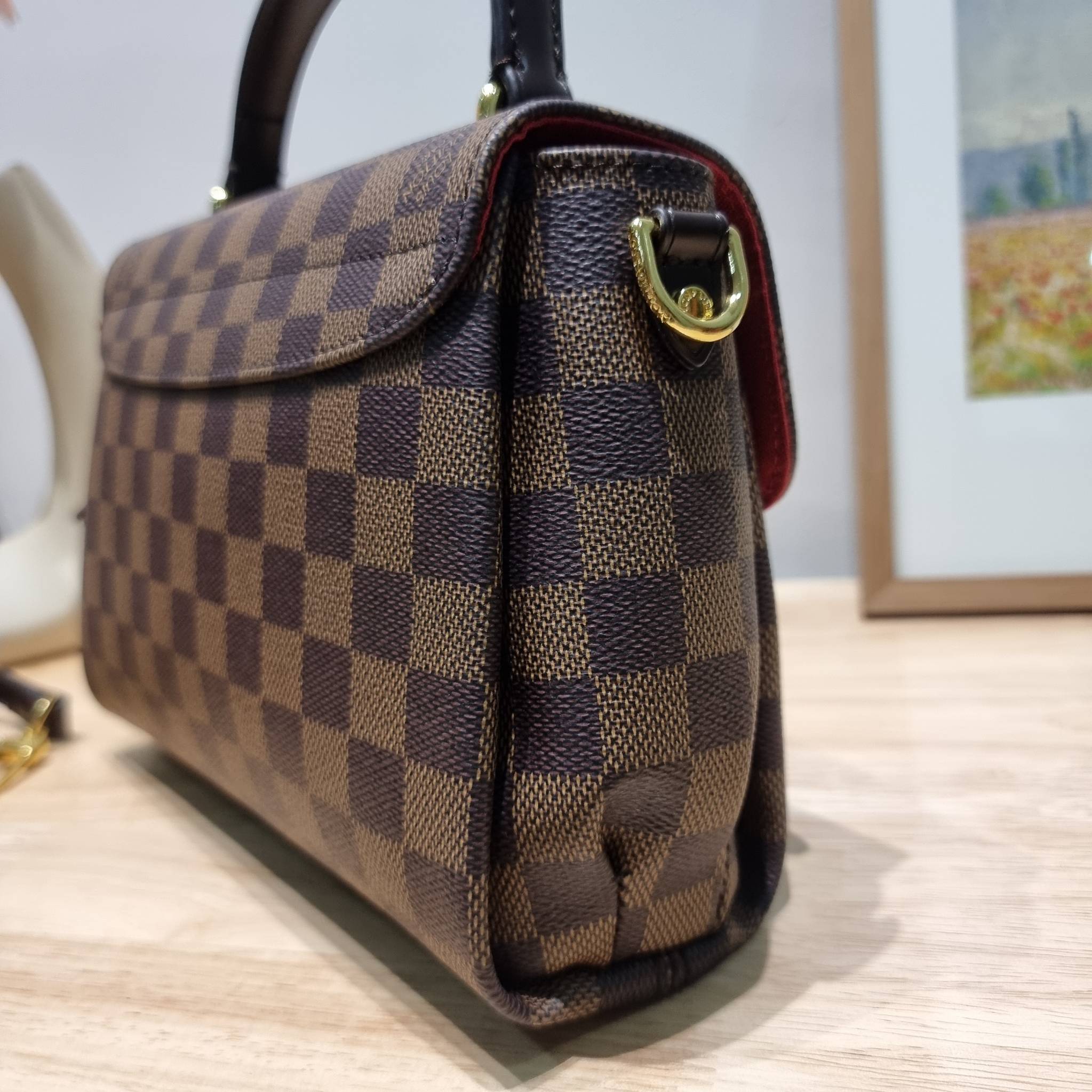 LV CROISETTE CROSSBODY BAG ให้สาวๆได้สวย ในราคาจับต้องได้ กับกระเป๋าสะพายข้าง ดีไซน์ลวดลายตารางเอกลักษณ์ คลาสสิคแต่ดูผู้ดี วัสดุหนังแคนวาส เปิด-ปิดด้วยตัวล็อคแน่นหนา ภายในโล่งกว้าง ใส่ของสำคัญได้ครบถ้วน สายสะพายถอดออกได้ ปรับได้ มีหูจับในตัว ถือเก๋ๆ หรือจ