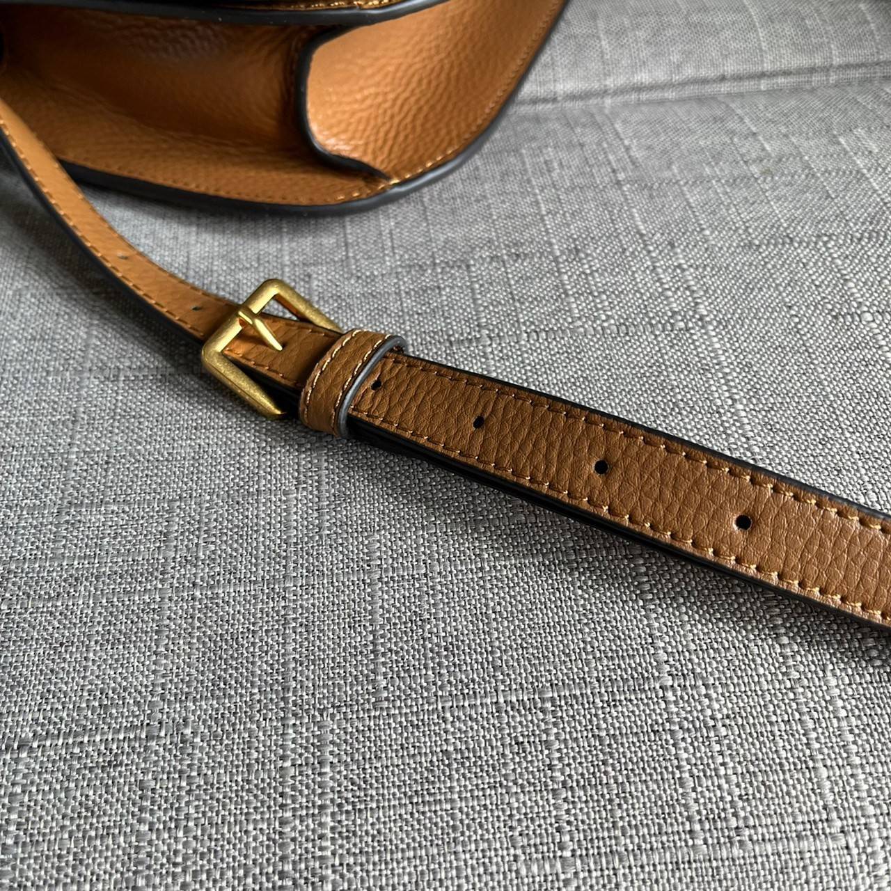 TORY BURCH BRLTTEN SMALL SADDLE BAG / Tory Burch Britten Flap Shoulder Bag กระเป๋าสะพายข้าง วัสดุหนังแกะแท้ ด้านหน้าประดับโลโก้แบรนด์ เปิด-ปิดกระเป๋าแบบกระดุมแป็กแม่เหล็กแน่นหนา ภายในมีช่องหลัก ใส่กระเป๋าเงินใบกลาง มือถือได้ทุกรุ่น มีช่องแยกใส่ของจุกจิกอี