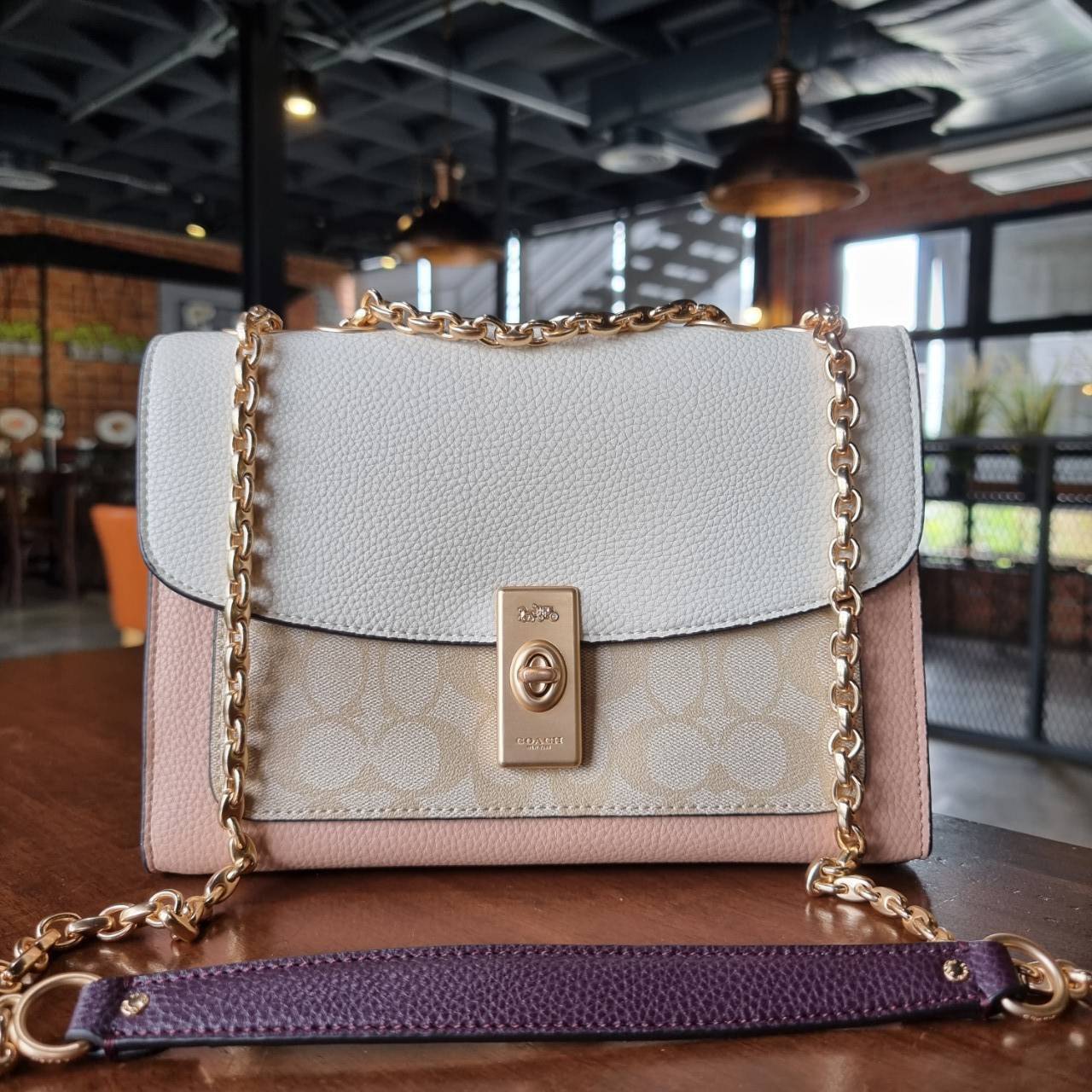 ของแท้ 💯% 】COACH C2174 LANE SHOULDER BAG IN COLORBLOCK SIGNATURE CANVAS หรูสุดต้องใบนี้นะน้องนะ ไอเท็มใหม่ล่าสุด กระเป๋าสะพายสายคุณหนู ดูหรูและคลาสสิค สายสะพายโซ่อะไหล่ทองขับผิว วัสดุหนัง pepble ตัดกับหนังแคนวาสเป็นดีไซน์คัลเลอร์บล็อค