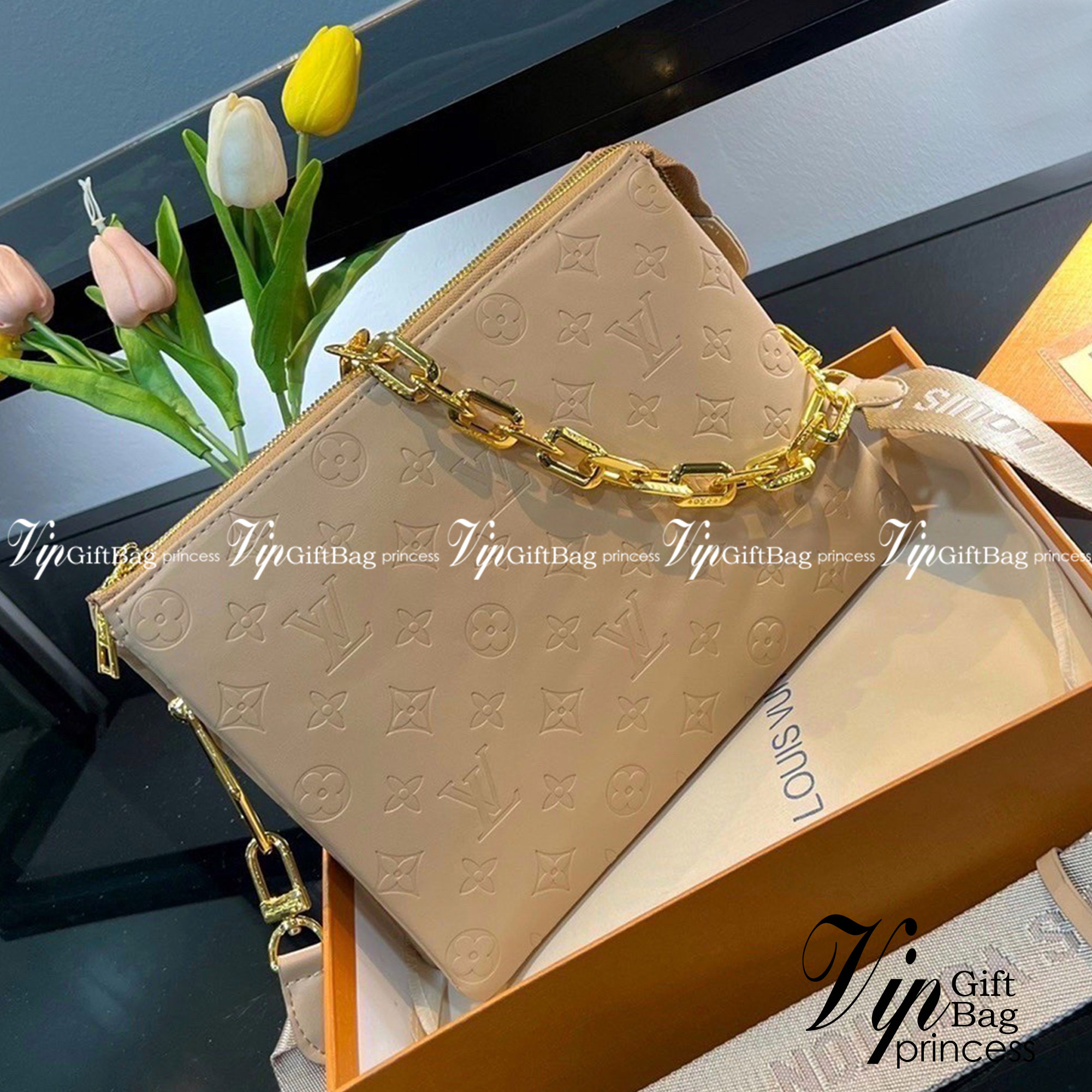 LV HANDLE POUCH MONOGRAM / LV Coussin PM Bag กระเป๋าสะพายกึ่งคลัชท์ สุดล้ำ มาแรงมาก ด้วยความสวยปังตั้งแต่แรกเห็น วัสดุหนังแกะสังเคราะห์ปั๊มลายสวยคม มาพร้อมสาย 2 เส้น เลิศๆ มีสายโซ่ที่มีดีเทลละเอียดไม่ซ้ำ และสายสปอร์ตครอสบอดี้ ที่จะคล้องไว้ทั้งสองเส้นก็ดีง