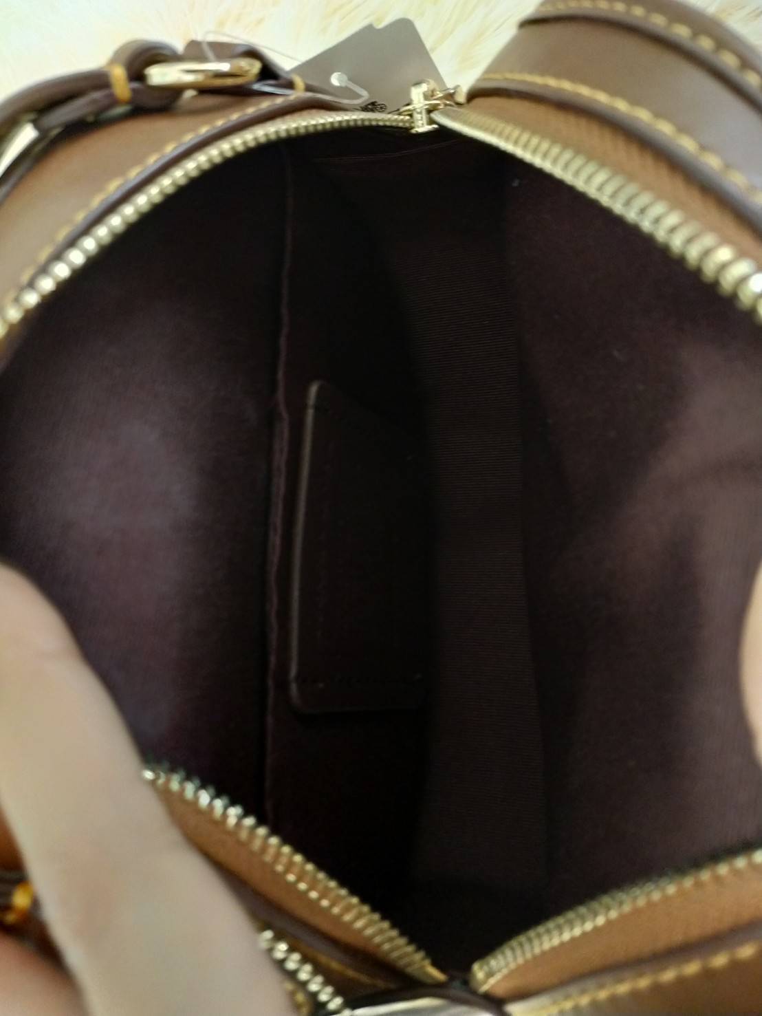 COACH KEITH HARING CANTEEN CROSSBODY IN SIGNATURE CANVAS WITH PATCHES F48730 กระเป๋าทรงกลมสุดเก๋ ไม่เหมือนใคร ตกแต่งลายให้มรความน่ารัก โดดเด่นขึ้นมา สะพายไปไหนก็สวยไม่เหมือนใคร ภายในกว้าง ใส่ของได้เยอะ กระเป๋าเปิดปิดด้วยซิป ใครย้งไม่มี รีบจับ รีบจองกันเลย