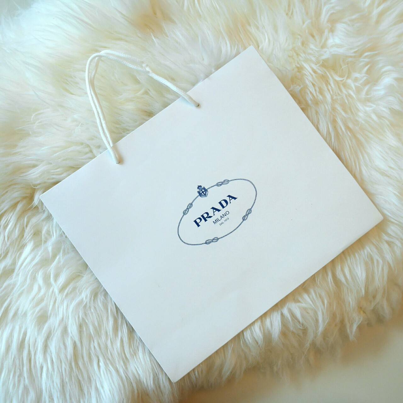 ถุงกระดาษ PRADA สีขาว โลโก้กรม ราคาถูกมาก เพิ่มความหรูหรา