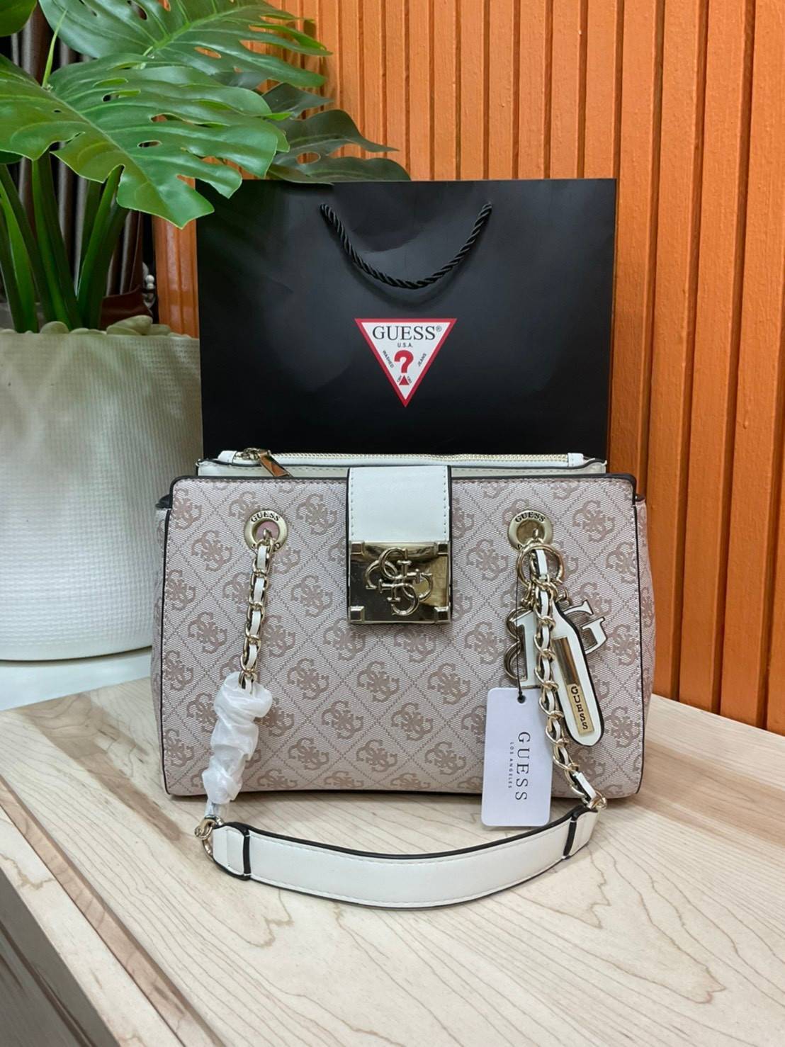 กระเป๋าสะพายไหล่ Guess Logo City Small Society Satchel กระเป๋าสะพายไหล่ ขนาดกำลังดี วัสดุ pu สวยอยู่ทรง มาพร้อมพวงกุญแจน่ารักๆ ถอดออกได้ ด้านหน้าประดับโลโก้แบรนด์ เปิดปิดด้วยซิป มี 2 ช่องหลักใช้งาน ภายในช่องซิปหน้าแยกเป็นสัดส่วนการใช้งาน ซิปช่อง 2 โล่งกว้