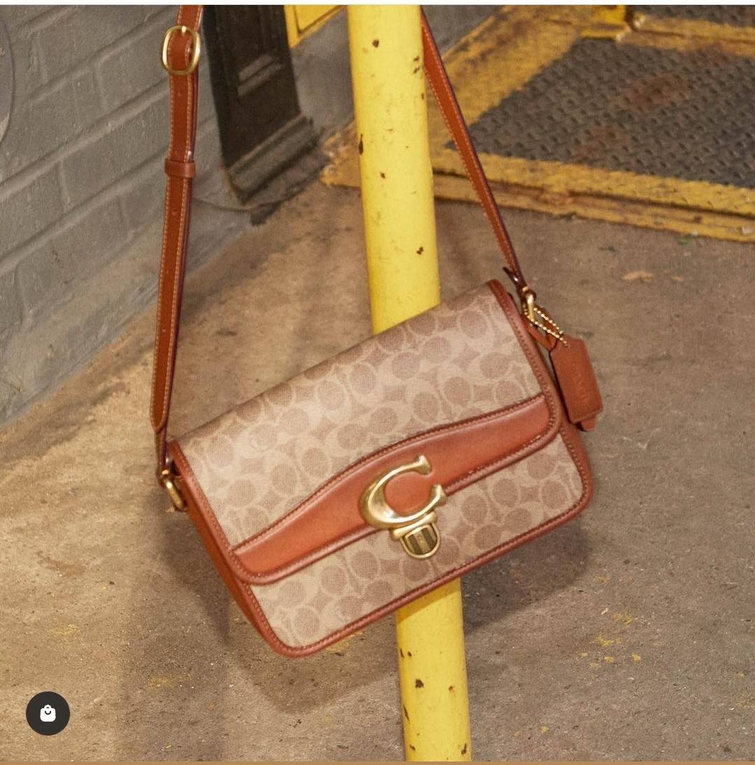 OUTLET 】COACH STUDIO SHOULDER BAG IN SIGNATURE CANVAS (C6639 C6640) สีใหม่รับความเฮง กับคอลเลคชั่นใหม่สุดอีกหนึ่ง!! มาแบบเลิศๆหรูๆมากแม่ กระเป๋าสะพายข้างลุคไฮน์ ที่ดีไซน์ออกมาได้ปัง และดูแพงมากๆ ด้วยดีเทลคลาสสิคผสานความเป็นเอกลักษณ์ เรียบง่ายแต่แฝงความมีด