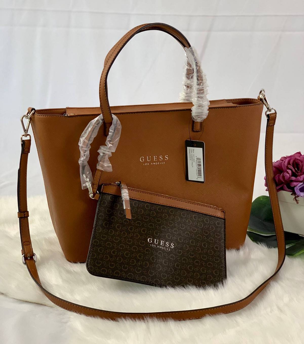 GUESS CASON BAG พร้อมส่งกระเป๋าถือ/สะพายข้าง วัสดุหนังลาย saffiano น้ำหนักเบา ด้านหน้าปั้มโลโก้แบรนด์ เปิดปิดกระเป๋าแบบซิปใช้งานสะดวก ภายในโล่ง กว้างทีเดียว สามารถใส่ A4 ได้ค่ะ มีช่องเล็กให้ใส่ของจุกจิก ผ้าซับด้าน ในลายแบรนด์สวยงาม ด้านหลังมีช่องเสียบบัตร