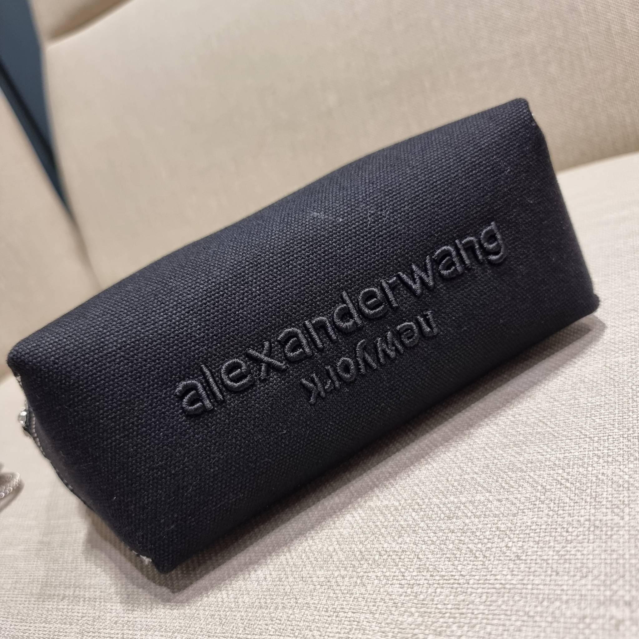 ALEXANDER WANG HANDBAG MINI TOTE WITH RHINESTONE กระเป๋าทรงมินิโท้ท น่ารักน่าเอ็นดู น่าใช้เหลือเกิน!! ด้วยความโดดเด่นเด่นของการตกแต่งพลอยเทียม ให้ดีเทลหรู ตัดสลับด้วยผ้าแคนวาส เพิ่มความทนทาน ลงตัวมากๆ และยังใช้งานง่ายด้วยหูจับในตัว เปิด-ปิดด้วยซิป ภายในเป