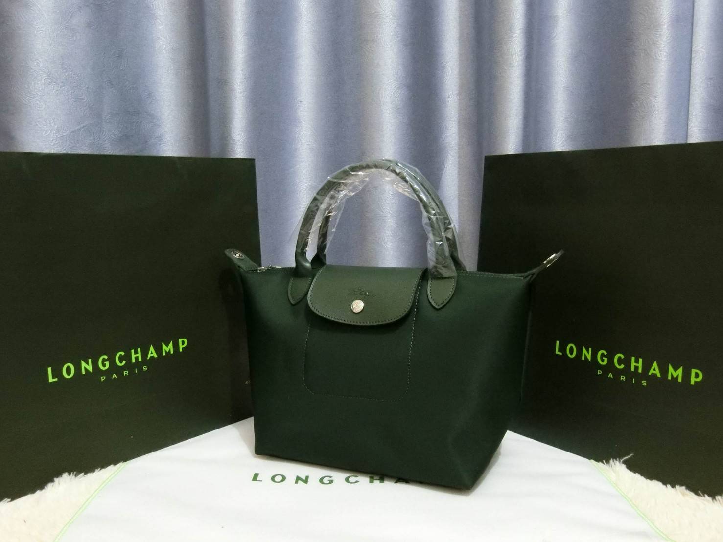 Longchamp Size S สินค้าใหม่ ของแท้!! เป็นล็อตผลิตเกินออเดอร์จากโรงงาน มาพร้อมการ์ด/ถุงผ้าแบรนด์/ถุงกระดาษแบรนด์ Size S: 25 x H. 23 x 16 cm. Color: Moss Green 794
