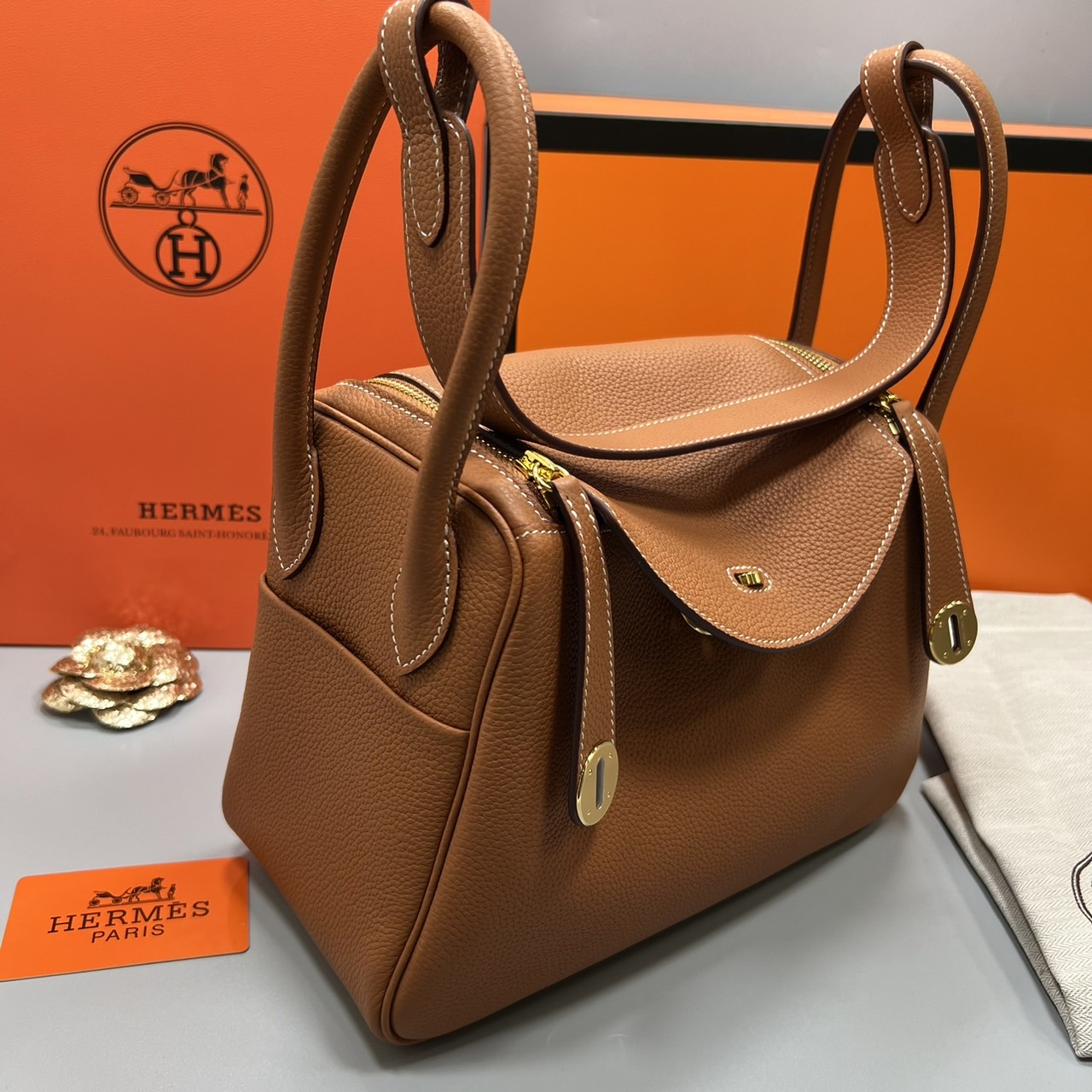 พร้อมส่ง 15 สี HERMES Lindy 26 bag กระเป๋าทรงโท้ทหนังสวยอย่างดี เอกลักษณ์ของความเรียบหรูไฮคลาสอย่างสมบูรณ์แบบ เกรดออริ สลับแท้ งานสวยตามรูป ใช้งานต่างประเทศได้
