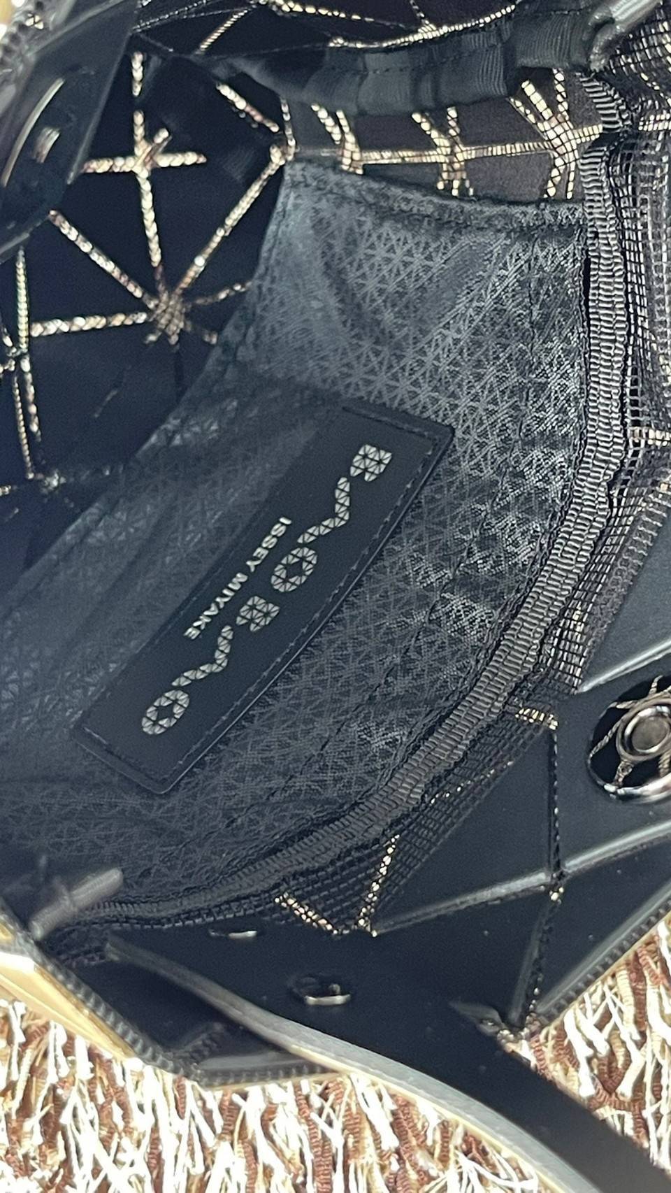 BAO BAO ISSEY MIYAKE PLATINUM COFFRET สะท้อนแสงเพื่อสร้างสินค้าระดับพรีเมียมที่ให้ความเงางามที่เหนือกว่า เพิ่มความหรูหราและโดดเด่นให้กับ เพราะมีความแวววาวและเป็นประกาย