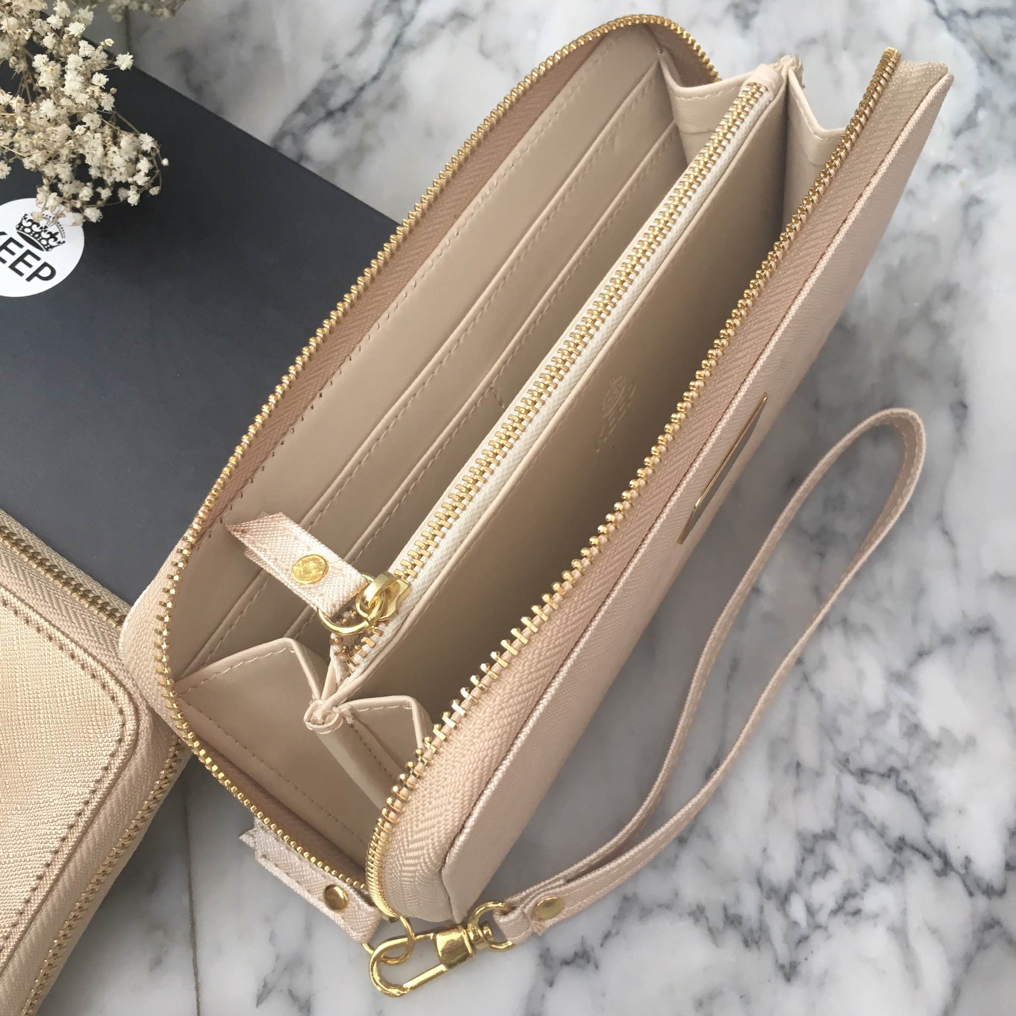 NEW ' KEEP Alice ' 2017 collection •• Long wallet 🐔🐔 ใหม่ล่าสุด สำหรับกระเป๋าสตางค์ทรงยาว หนัง saffiano leather เป็น Collection สีทอง รับทรัพย์ ต้อนรับ ปีไก่ทอง กันเลยค่า 💸💵💴💶💷💰