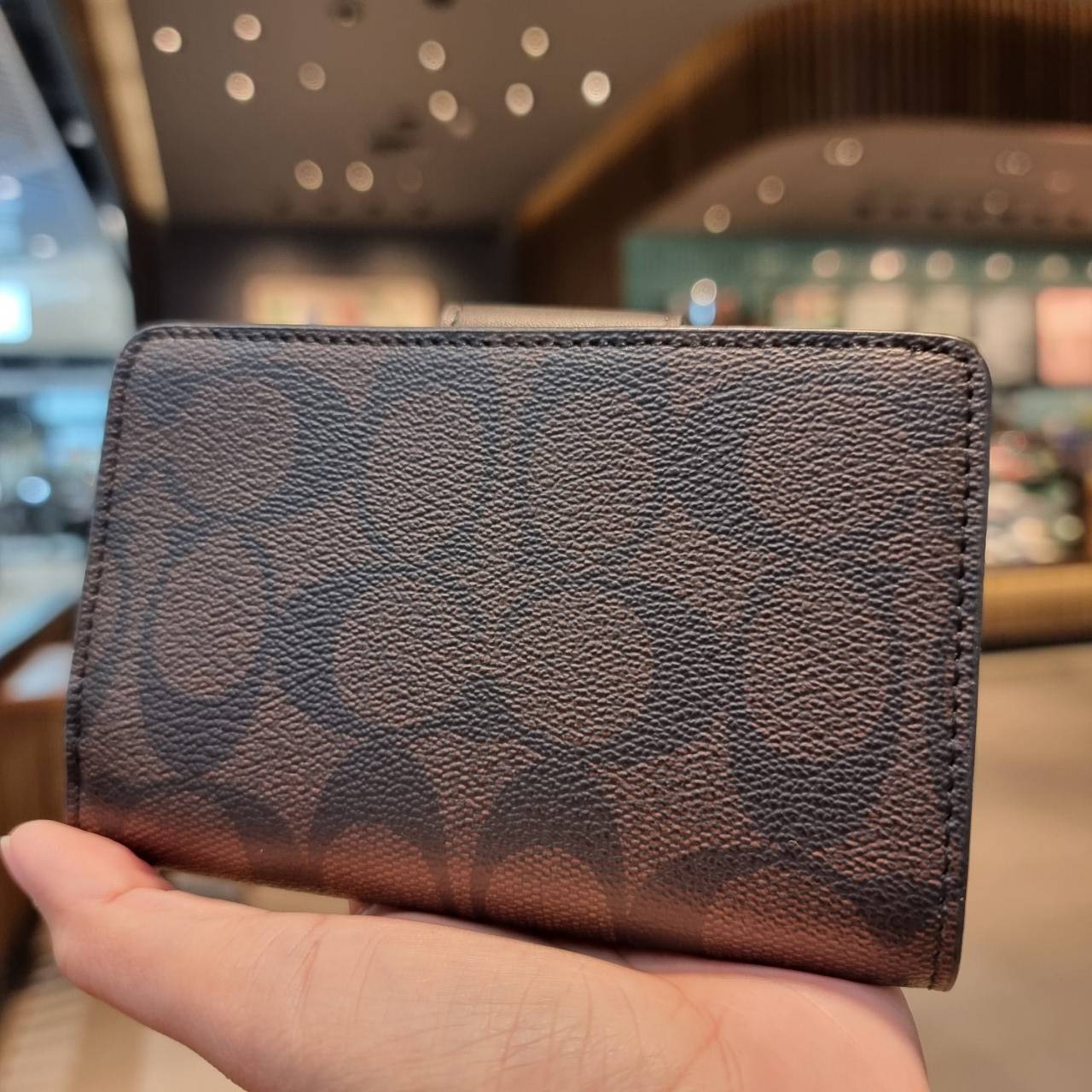 COACH C0082 MEDIUM CORNER ZIP WALLET IN SIGNATURE CANVAS ดีไซน์ใหม่ล่าสุด!! กระเป๋าสตางค์ใบกลาง 👛 ขนาดกำลังเหมาะมือ วัสดุหนังแคนวาสเคลือบลาย ดูแลรักษาง่าย มีช่องใส่บัตรและธนบัตรครบ และช่องซิปแยกไว้ใส่เหรียญ ครบเซ็ทแบบนี้เหมาะส่งต่อเป็นของขวัญที่สุ