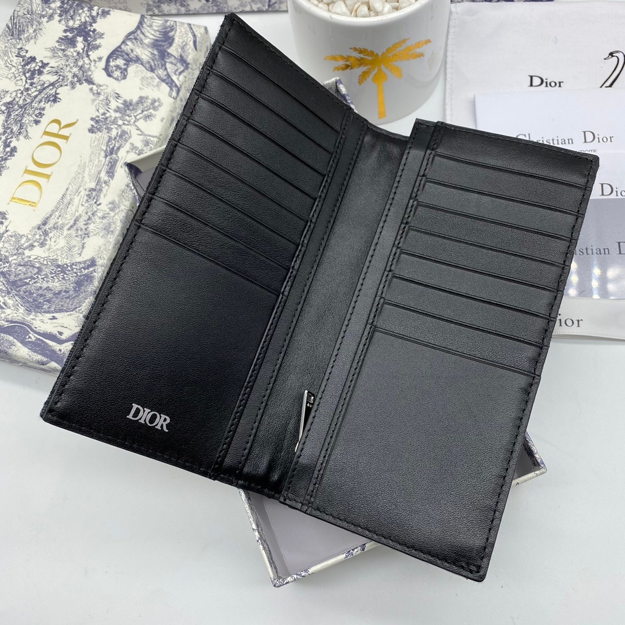 หนังแท้ DIOR LONG WALLET MONOGRAM / DIOR WALLET กระเป๋าสตางค์ใบยาว เอกลักษณ์ของความหรู วัสดุหนังแท้และผ้า Jacquard อย่างดีสวยงามที่สุด ผสมผสานความสง่างามและคลาสสิกที่เข้ากับยุคสมัย ด้านหน้าโดดเด่นด้วยซิกเนเจอร์แบรนด์ เป็นอีกหนึ่งรุ่นที่ดาราเชเลปใช้กันเยอะ