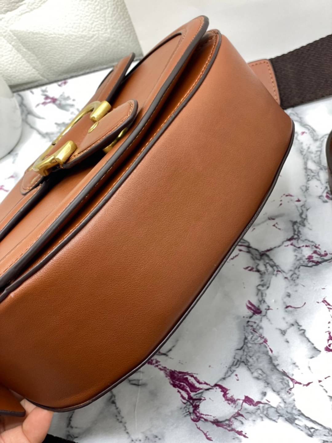 Coach Printed Coated Canvas And Glovetaanned เข้าเพิ่ม 4 แบบ มี 2สาย สายหนังและสายสปอร์ต สุดคุ้มเลยค่าา พร้อมส่งที่ไทยอีกครั้ง ฮอตฮิตไม่เลิกค่ะ ถามหากันเยอะมาก! กระเป๋าสะพายครอสบอดี้ร์ วัสดุหนังแท้ชั้นดีที่สุด! หนังสวย บวกกับอะไหล่แบรนด์ที่ดูเด่นคลาสสิคตร