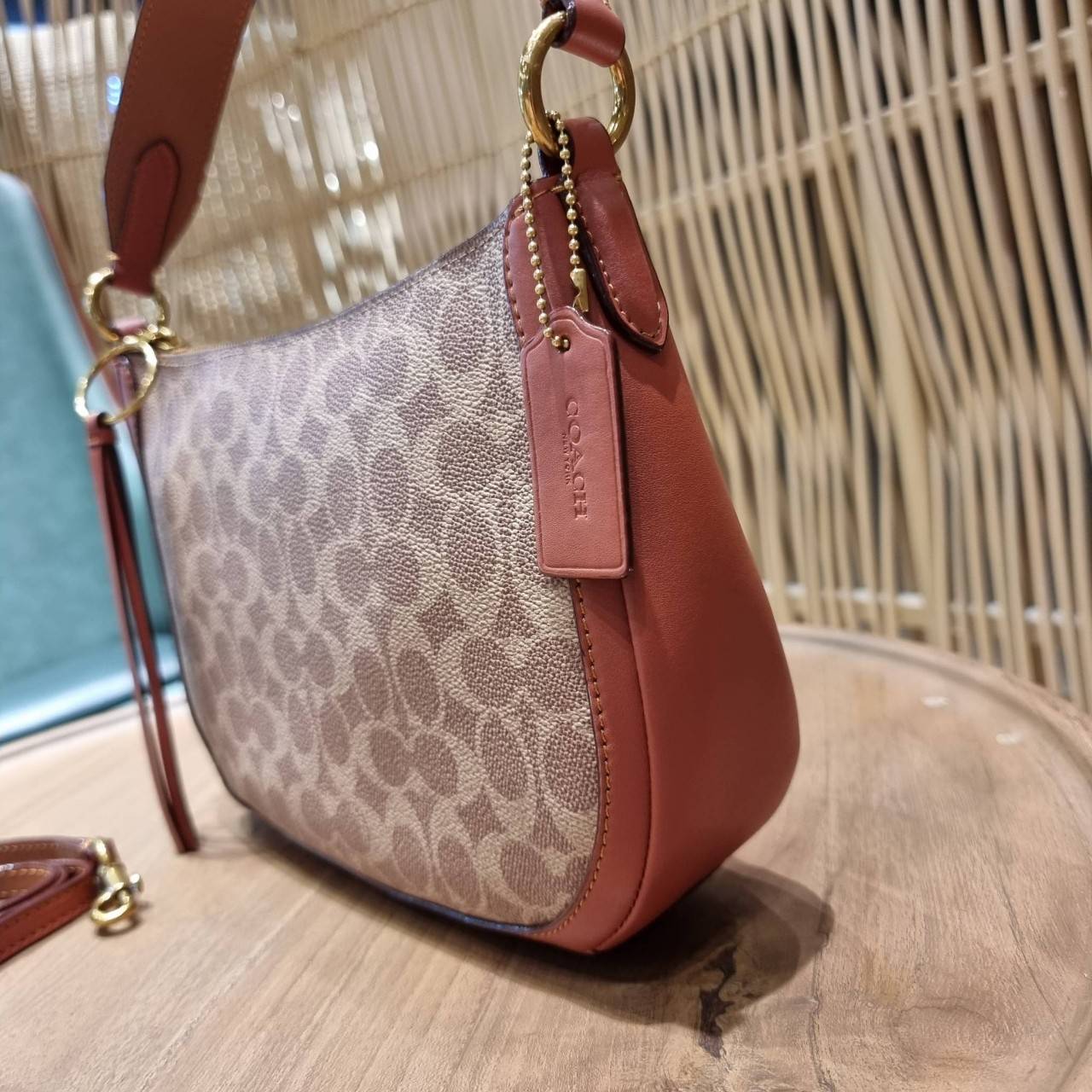 COACH 52577 SUTTON CROSSBODY IN SIGNATURE CANVAS กระเป๋าสะพายไหล่ สวยคลาสสิค สไตล์วินเทจ ใบใหญ่จุใจ วัสดุหนังแคนวาสเคลือบลาย สายคล้องไหล่ในตัว ภายในโล่งกว้าง จุของได้เยอะแน่นๆ มาพร้อมสายสะพาย crossbody ที่จะถอดออก หรือจะสะพายก็เก๋ สวยโดดเด่นแน่นอน พร้อมเส