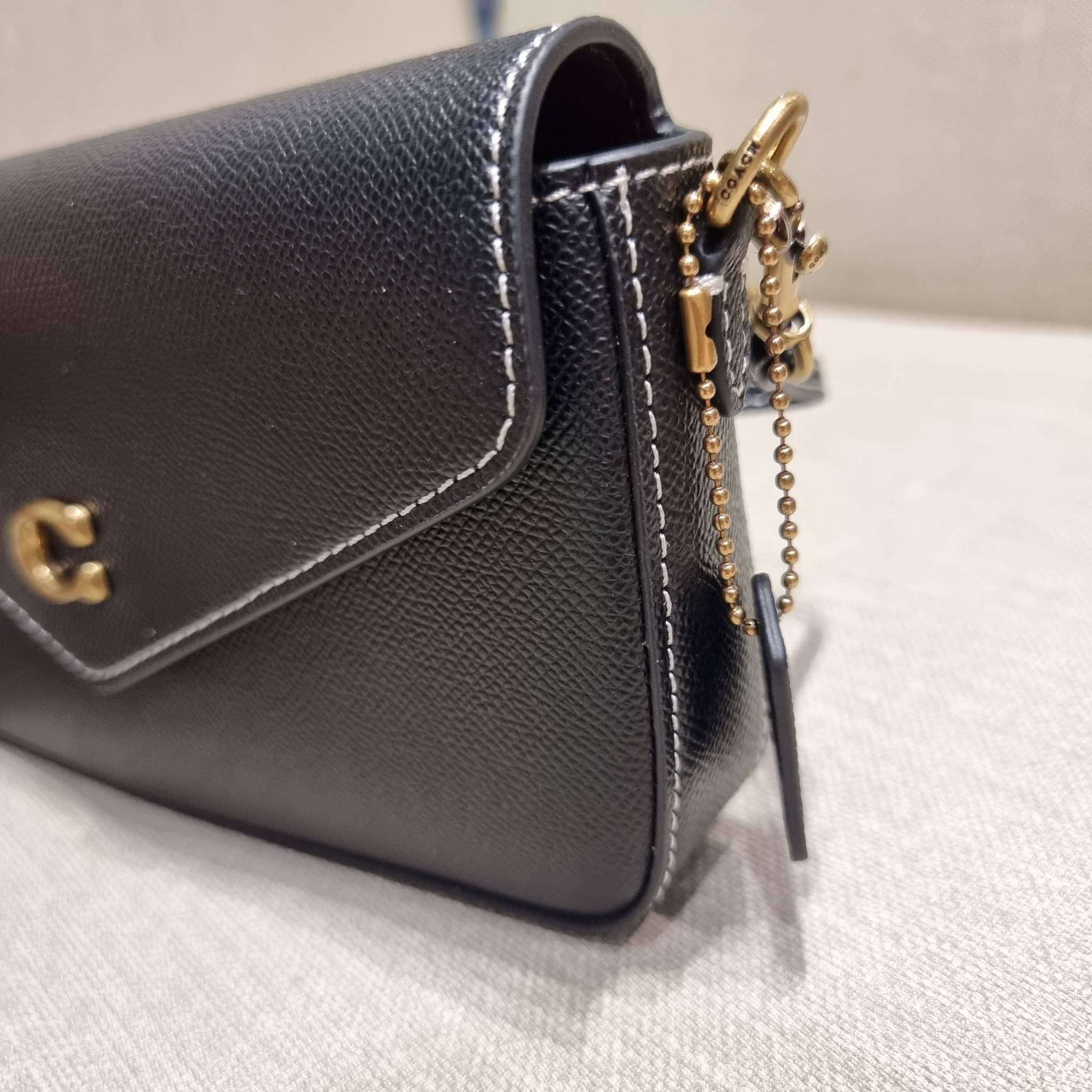 COACH C8439 WYNN CROSSBODY ใหม่ล่าสุด พร้อมเสิร์ฟความหรู ดูดีแบบน้อยแต่มาก กระเป๋าสะพายครอสบอดี้ ที่ซ่อนดีเทลดีงาม มีช่องเสียบบัตรแยกใช้ได้ หรือจะใส่ไว้ในกระเป๋า เพื่อแบ่งสัดส่วนให้ดูน่าใช้ วัสดุหนังวัวลายเกรน เส้นคมสวย เปิด-ปิดด้วยกระดุมแม่เหล็ก สะดวกใช้