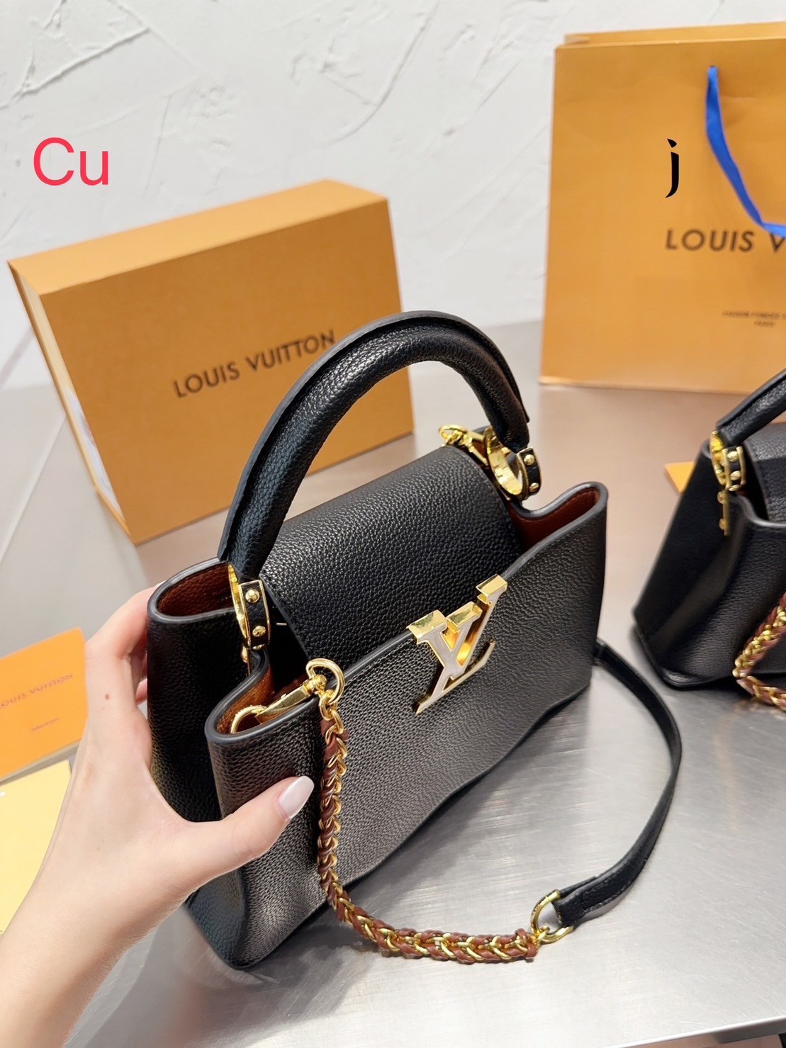 พร้อมส่ง 3 สี 🥂 LV Capucines Top Handle Bag / LV Makes Waves With Its New Capucines แบบใหม่แบบสับ น่ารักมากเว่อร์ ฐานกระเป๋าดีไซน์เวฟ โค้งน่ารัก
