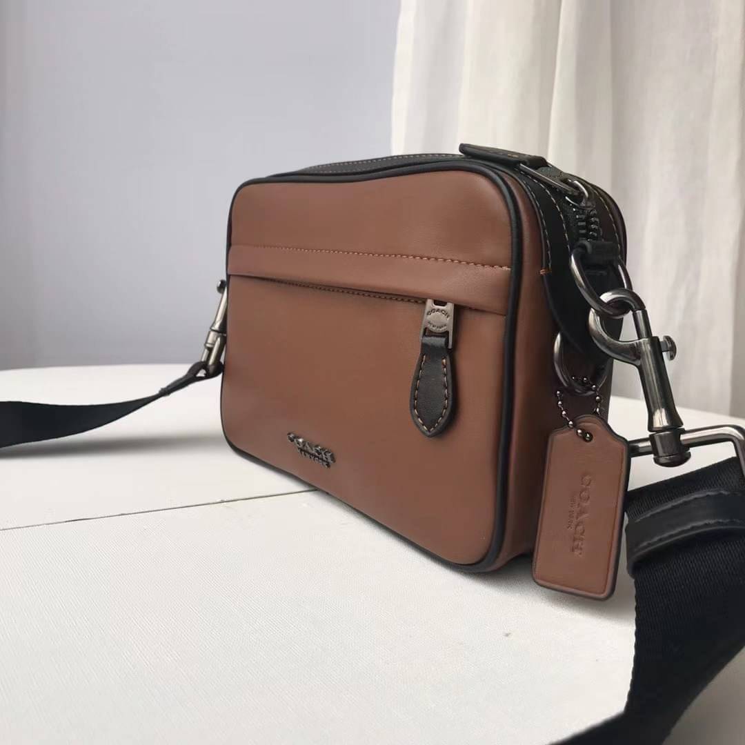 3สีเข้าใหม่งานคุณภาพอีกแล้วคับท่านน ทั้งสี ทั้งหนังสวยมากๆค่าา!! COACH GRAHAM CROSSBODY BAG ((39946)) พร้อมส่ง! กระเป๋าสะพายแบบครอสบอดี้ร์ ใช้ได้ทั้งชาย//หญิง หนังแท้อย่างดี เรียบหรูค่ะ ด้านหน้ามีช่องซิปซ่อนให้หนึ่งช่อง ช่องซิปหลักกว้าง ใส่ของจำเป็นได้ครบ