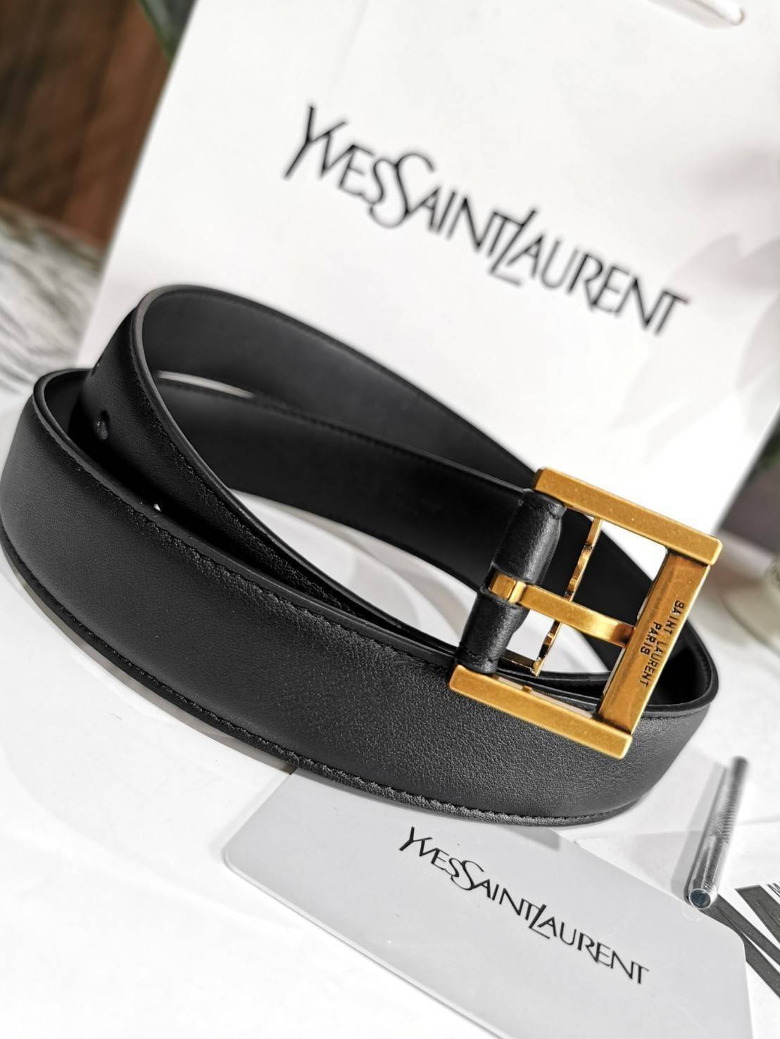 พรีเมี่ยมกิ๊ฟแท้ 100% 】YSL YVES SAINT LAURENT 3D LOGO Leather Belt VIP Gift With Purchase (GWP) เข็มขัดหนังแท้ดีไซน์สวยสุดคลาสสิคพรีเมี่ยมกิ๊ฟ Limited Edition จาก YSL YVES SAINT LAURENT DutyFree โดดเด่นที่หัวเข็มขัด3Dโลโก้แบรนด์สีทองสายเข็มขัดหนังแท้