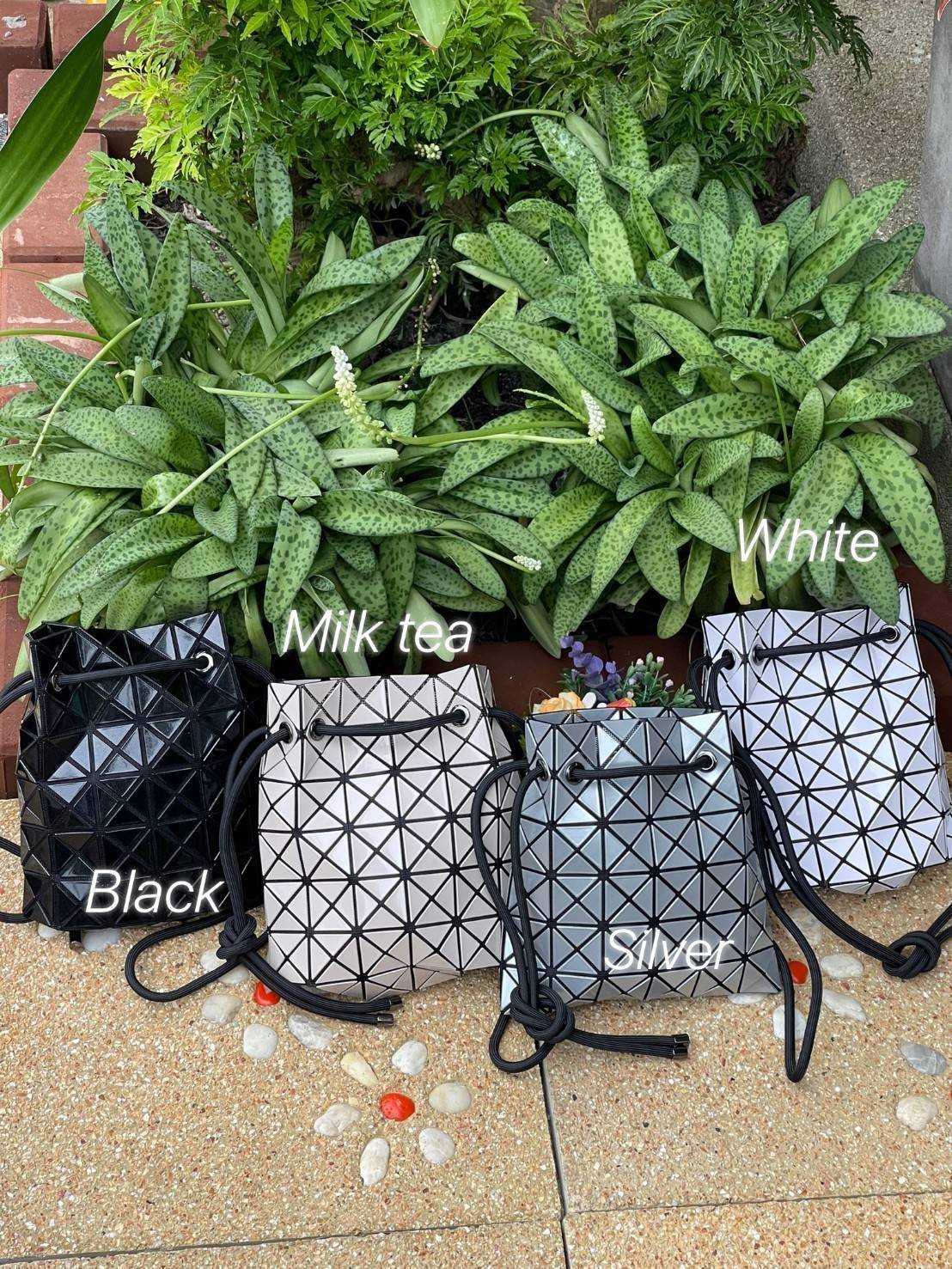 Baobao Issey Miyake Wring Small Bag กระเป๋าสะพายครอสบอดี้พร้อมสายรูดเปิดปิด สามารถปรับความยาวของสายได้ตามสไตล์ความชื่นชอบ ด้วยดีไซน์ทรงน่ารัก เหมาะสำหรับให้สาวๆหยิบใช้ในวันสบายๆ แต่เต็มเปี่ยมไปด้วยความคล่องแคล่ว ไฮไลต์ของซีซั่นนี้คือกระเป๋าที่มาพร้อมกับเช