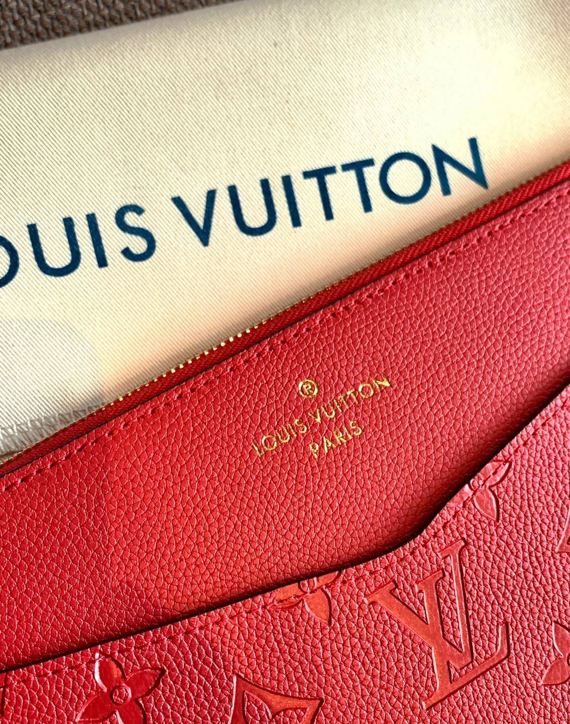 VIP 】จัดสินค้าคุณภาพมาให้สาวๆได้ใช้กันค่าา😘 Louis Vuitton Pochette Mélanie MM Monogram ใช้ขึ้นเครื่องได้เลย✈️ ✔️กระเป๋า ทรงคลัท แบบมีสายคล้องมือ ถอดออกได้หนึ่งสาย ✔️หนังแท้หนา ลายหนังพิมพ์ลายแบรนด์ได้สวยงามมากๆค่ะ