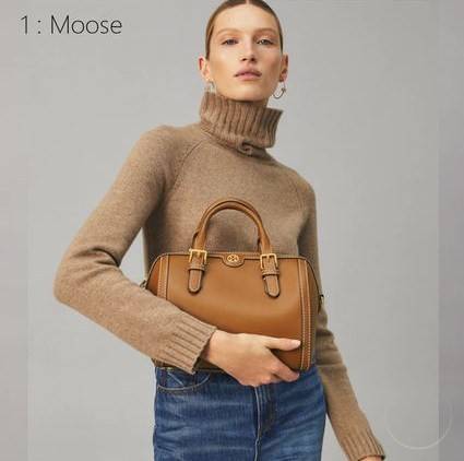 TORY BURCH T Monogram Color-block Barrel Duffle พร้อมส่งที่ไทย สวยก่อนใคร มี2ขนาด ไม่มีคือพลาดจร้าา😘 ✔️กระเป๋าทรงหมอน วัสดุหนังแท้ชั้นดีที่สุด หนังเรียบนิ่มสวย ✔️เปิดปิดกระเป๋าด้วยซิปคู่แบบมีหนังห้อย ภายในกว้างมากสำหรับไซด์นี้ หายห่ว