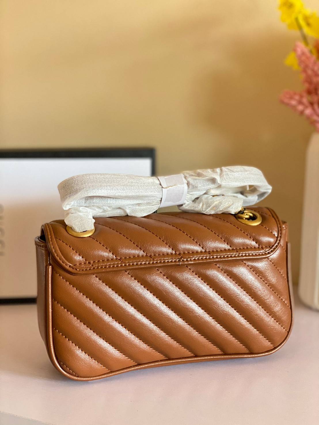 VIP GIFTbag 】GUCCI GG Marmont small brown leather shoulder bag ราคานี้หนังแท้คือคุ้มมากเลยค่าสาวๆ ต้องจัดแล้วน้าา ยกระดับความหรูให้กับตัวเองกันหน่อย ด้วยกระเป๋ารุ่นนี้!! ครอสบอดี้ที่ดีไซน์หรู อัพเลเวล ในราคาที่จับต้องได้ พร้อมเสิร์ฟความสวยตรงถึงบ้านแล้วจ้