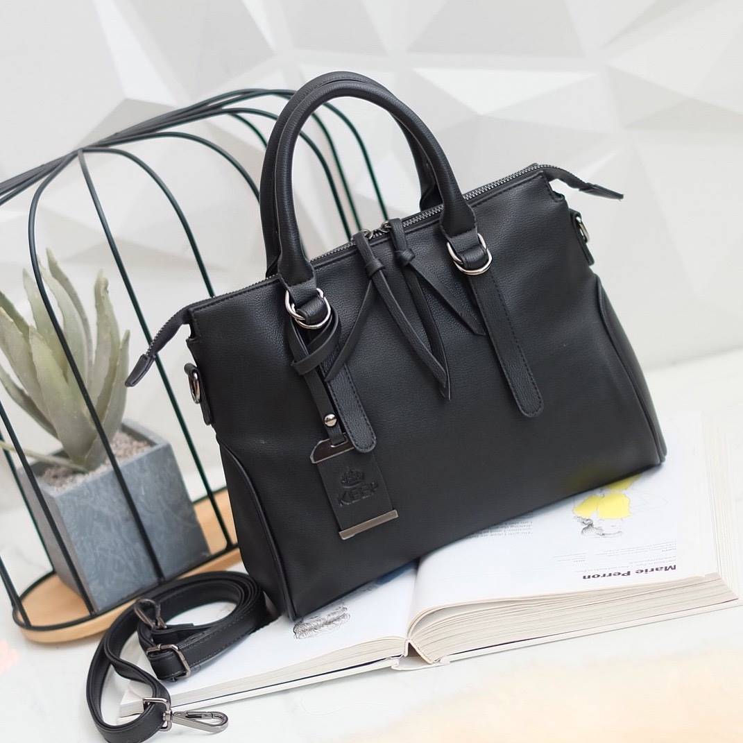 ทรงสวยขายดีมาก 👑จากแบรนด์ KEEP ทรง รุ่น Parish hand bag with cute taddy จุดเด่นที่ >หนังเนื้อดี นิ่มมาก >น้ำหนักเบา >ถือสะพายเข้าง่ายกับทุกชุด