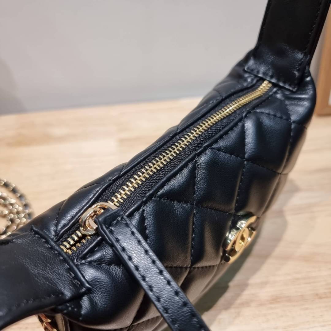 Chanel Pouch Hot item 2023 กระเป๋าสะพายกึ่งพอช ใบเล็กน่ารักน่าใช้ ถือไปไหนก็อัพลุคปัง วัสดุหนังแกะ สัมผัสนิ่มมือ หูจับในตัว ปรับได้อีกเล็กน้อย มาพร้อมสายสะพายโซ่