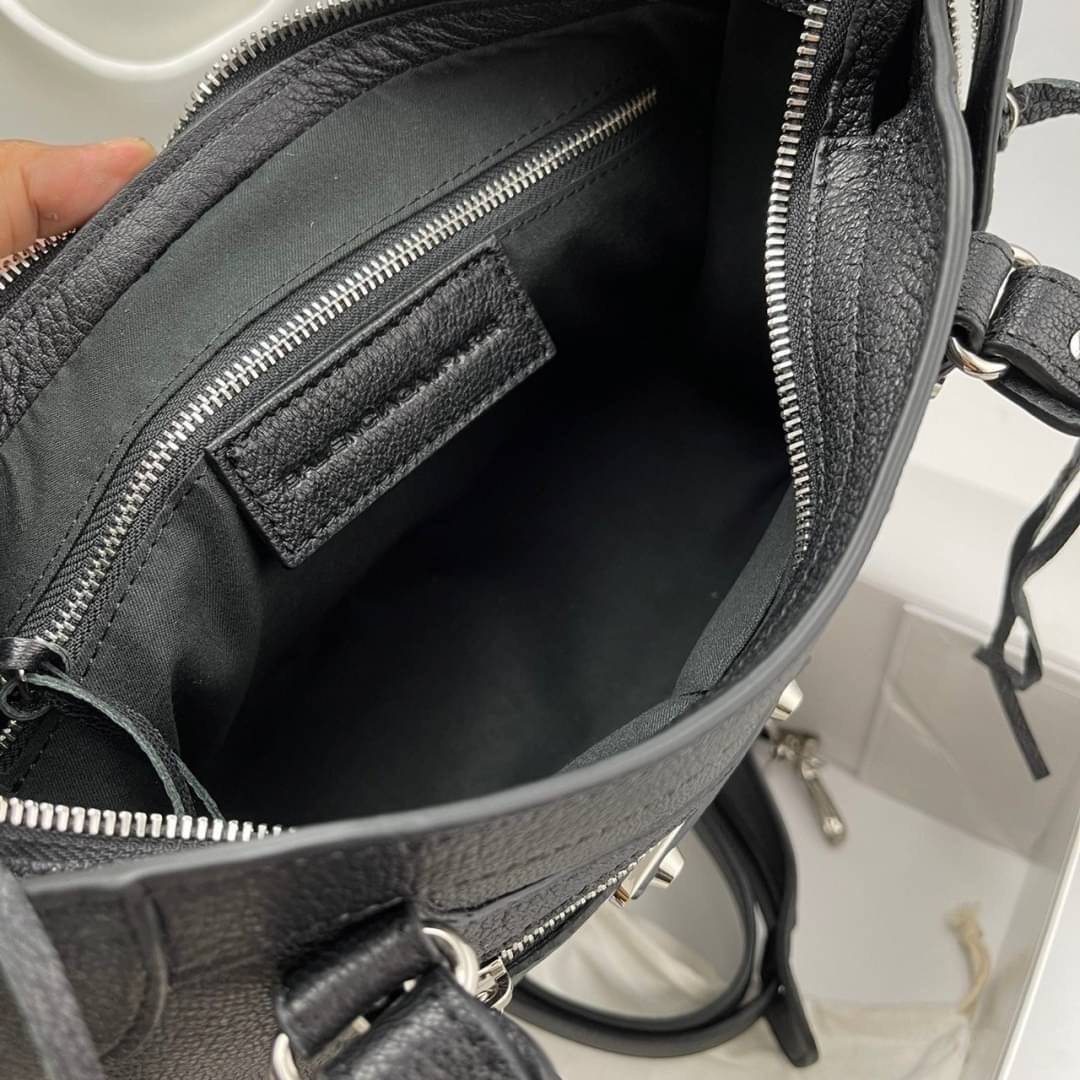หนังแท้ BALENCIAGA CLASSIC CITY SMALL SHOULDER BAG in black Arena lambskin อะไหล่เงิน / ทอง การสร้างสรรค์ที่มีเอกลักษณ์เฉพาะตัว หรูหรา สีดำคลาสสิก วัสดุหนังแกะแท้ทั้งใบ ภายในโล่งกว้างจุของได้เยอะ เกรดออริจินอล ตอบโจทย์ได้ทุกลุค ทุกไลฟ์สไตล์ คูลๆ เท่ๆ ภาพส
