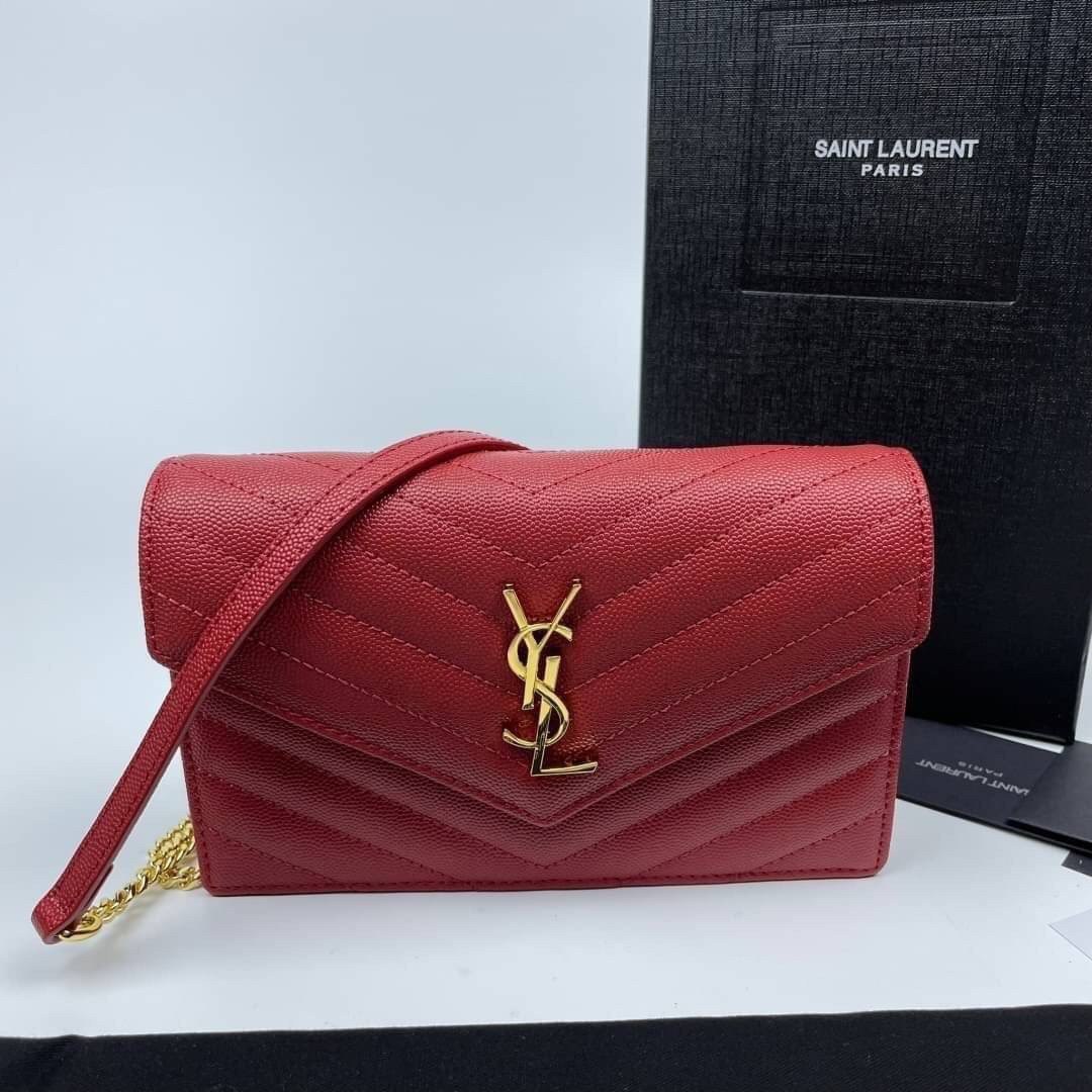 หนังแท้ YSL Yves Saint Laurent Envelope WOC 7.5” รุ่นฮอตปรอทแตก ทรงฐานตั้งได้ เป็นการดีไซน์กึ่งกระเป๋าสตางค์ ที่มาพร้อมสายสะพายยาว (เป็นสายโซ่ที่ต่อกับหนัง) สายถอดได้ (ปรับระดับไม่ได้) ถือเป็นคลัชก็สวยมากเลยค่ะ เป็นอีกหนึ่งรุ่นที่ให้ความรู้สึกเรียบแต่โก้ห