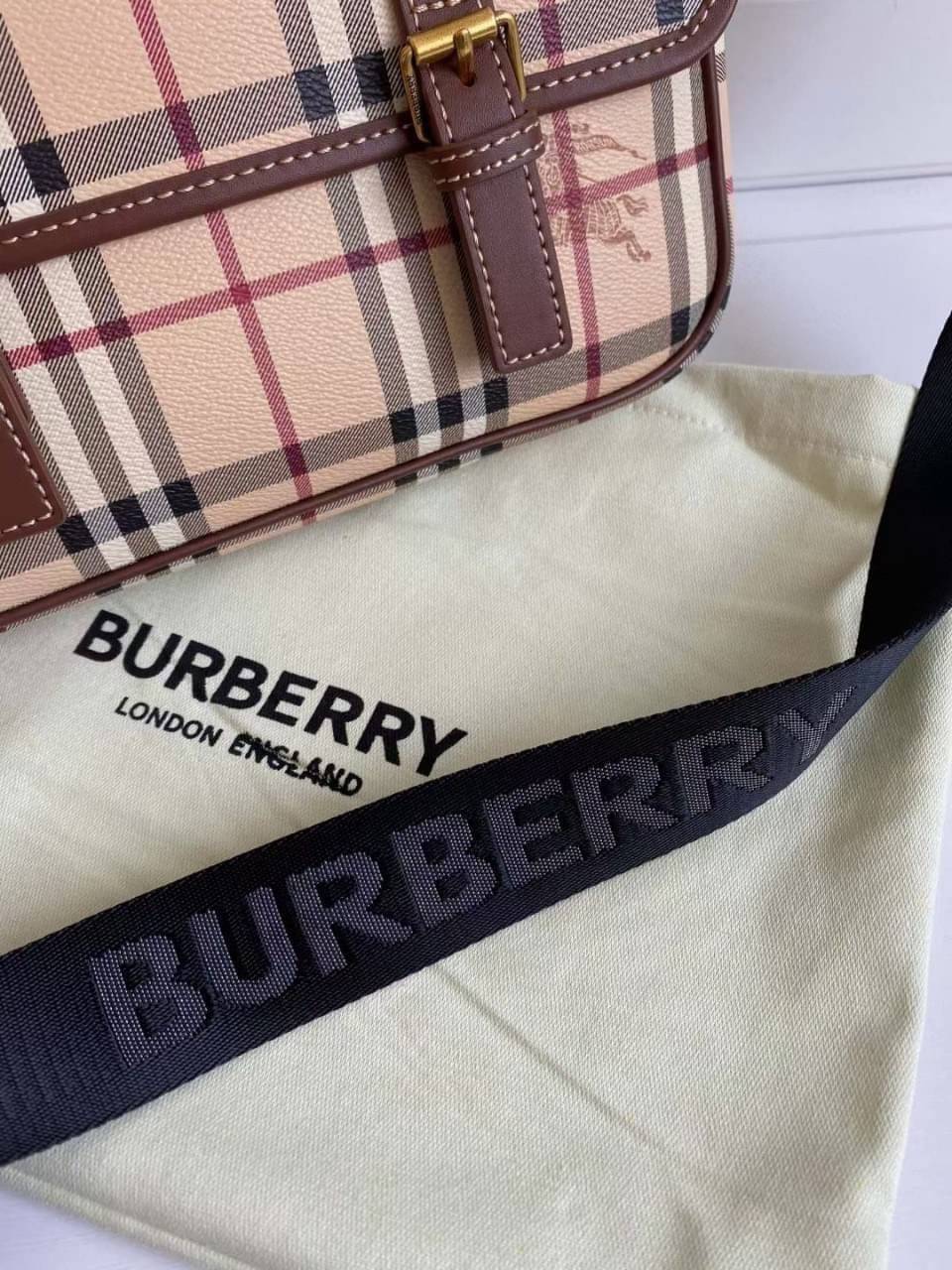 BURBERRY MESSENGER VINTAGE BAG VIP GIFT WITH PURCHASE (GWP) พรีเมี่ยมกิ๊ฟ Limited Edition จาก BURBERRY วัสดุหนังทั้งใบลายวินเทจ ตกแต่งคาดเข็มขัดด้านหน้า เปิดปิดด้วยกระดุมแม่เหล็ก ภายในมีช่องใส่ของโล่งกว้าง สามารถใส่มือถือ ipad mini ของจุกจิกได้ อะไหล่แบรน