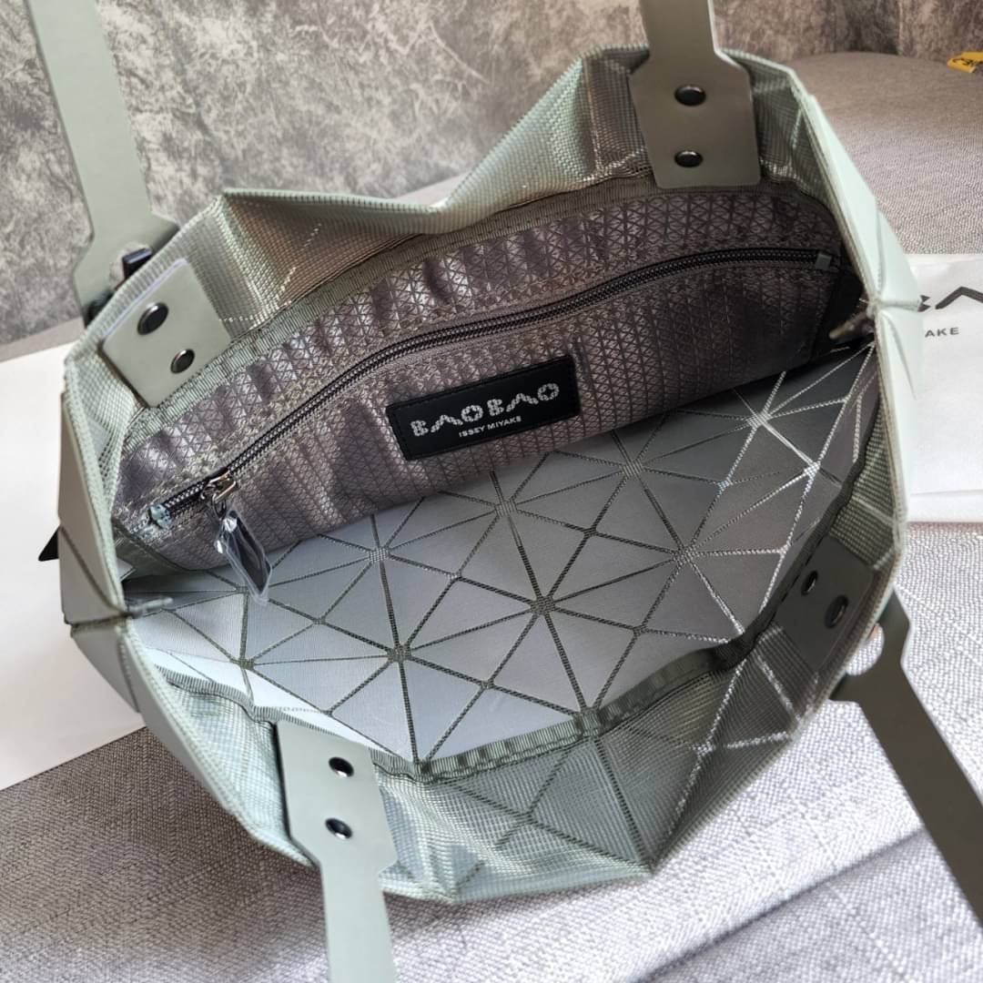 BAO BAO ISSEY MIYAKE LUCENT ONE-TONE กระเป๋า Bao Bao จากแบรนด์ดัง Issey Miyake แบรนด์แฟชั่นจากประเทศญี่ปุ่น ซึ่งมีสินค้ามากมายไม่ว่าจะเป็นเสื้อผ้า นาฬิกา น้ำหอม และที่ขาดไม่ได้นั่นก็คือ กระเป๋า Bao Bao ที่มีความพิเศษในเรื่องของวัสดุและดีไซน์ที่ครองใจสถาปน