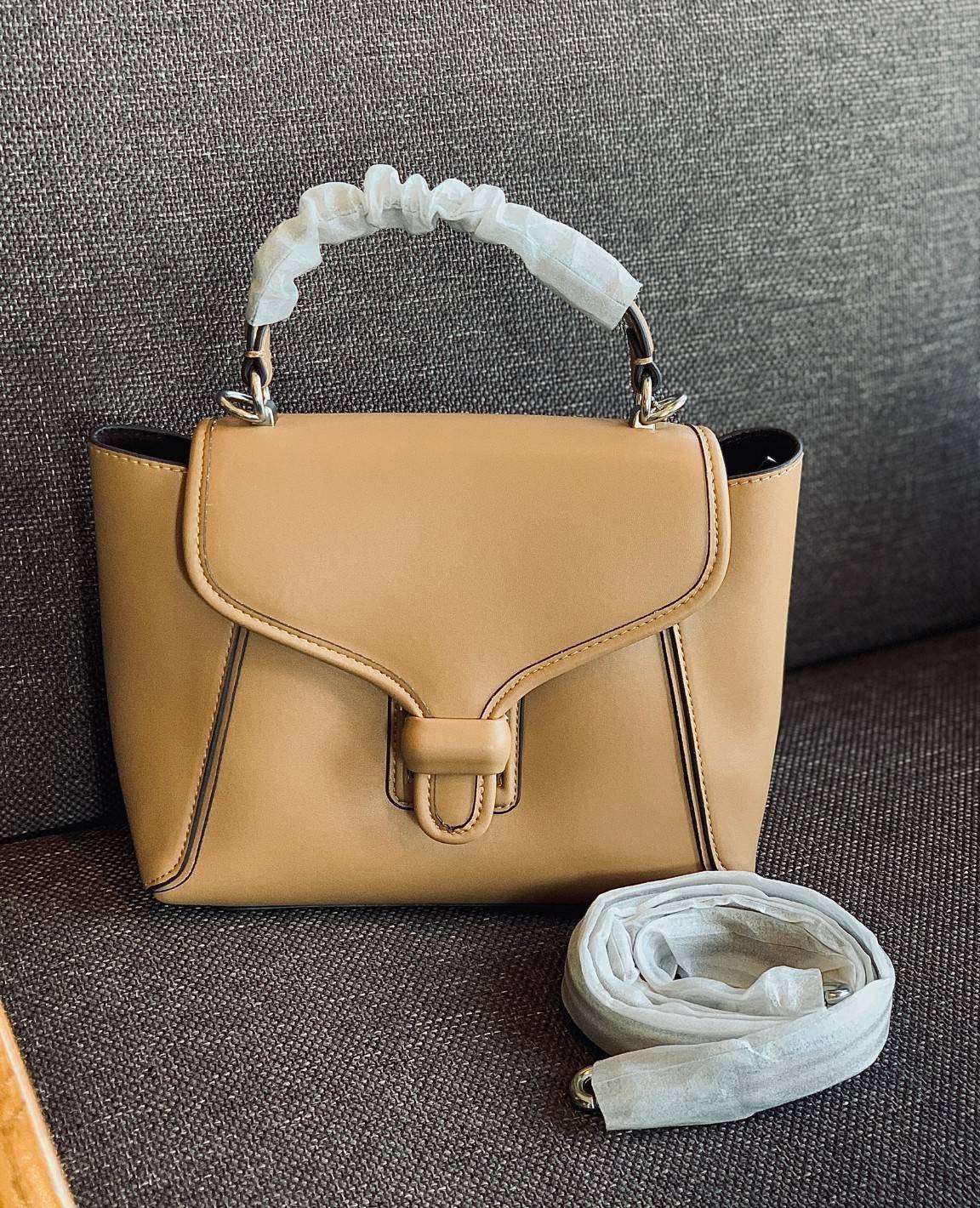 COACH COURIER CARRYALL 23 IN COLORBLOCK SIGNATURE CANVAS พร้อมส่ง 7 แบบ พร้อมส่ง ลุคดูไฮสุดๆค่ะ! กระเป๋าสะพายหนังหรูหราและคลาสสิค หนังแท้ชั้นดีที่สุด น้ำหนักเบา หนังสวยมากก สัมผัสแล้วหลงรักแน่นอนจ้าา😘