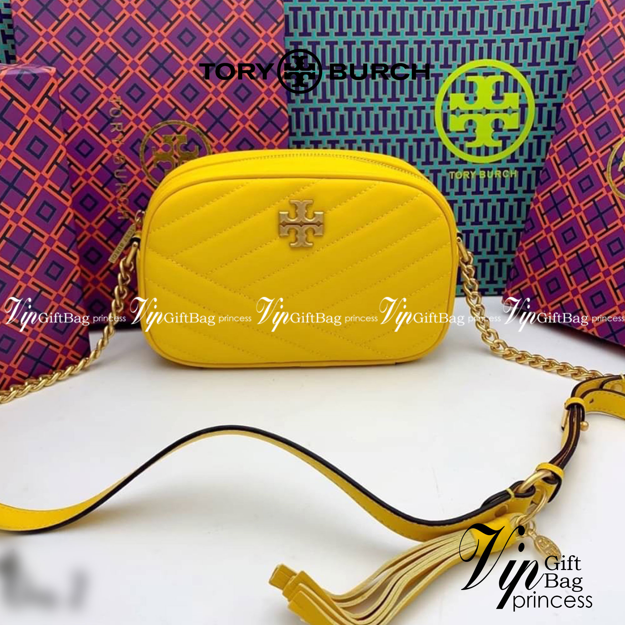 Tory Burch Kira Chevron Small Camera Bag กระเป๋าสะพายทรงกล่อง ซิปบน อะไหล่ทอง สายสะพายยาวแบบครอสบอดี้ งานสวยปั๊มทุกจุดเป๊ะทุกมุม เปิด - ปิดกระเป๋าด้วยซิป ด้านในโล่ง มีช่องซิป 1 ช่อง มาพร้อมสายสะพายยาว ปรับระดับได้ค่ะ
