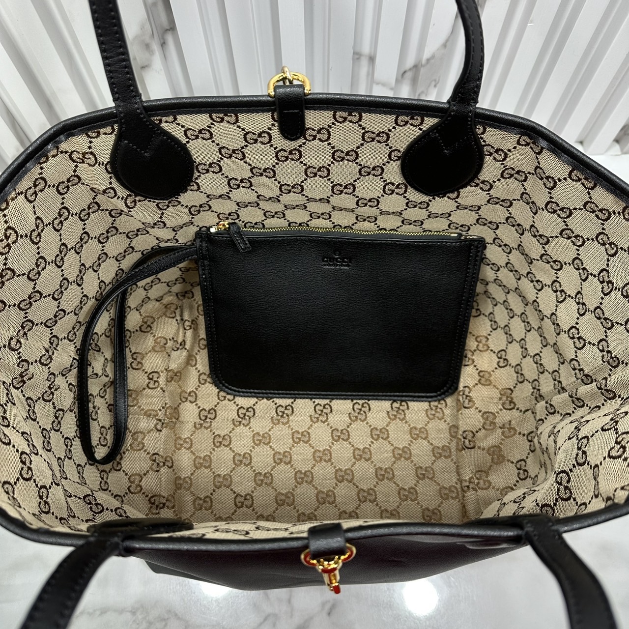 ORI หนังแท้ | Gucci Totissima medium reversible tote bag / Gucci Tote Bag กระเป๋าทรงสะพายทรงโท้ท ใช้งานได้ 2 ด้าน ดีไซน์ใหม่ล่าสุด ด้านหนัง และด้านแควสวยลายโลโก้ สวยหรูเรียบง่าย มาพร้อมใบเล็กเข้าเซ็ท ภายในโล่งกว้าง จุของได้เยอะจุใจ