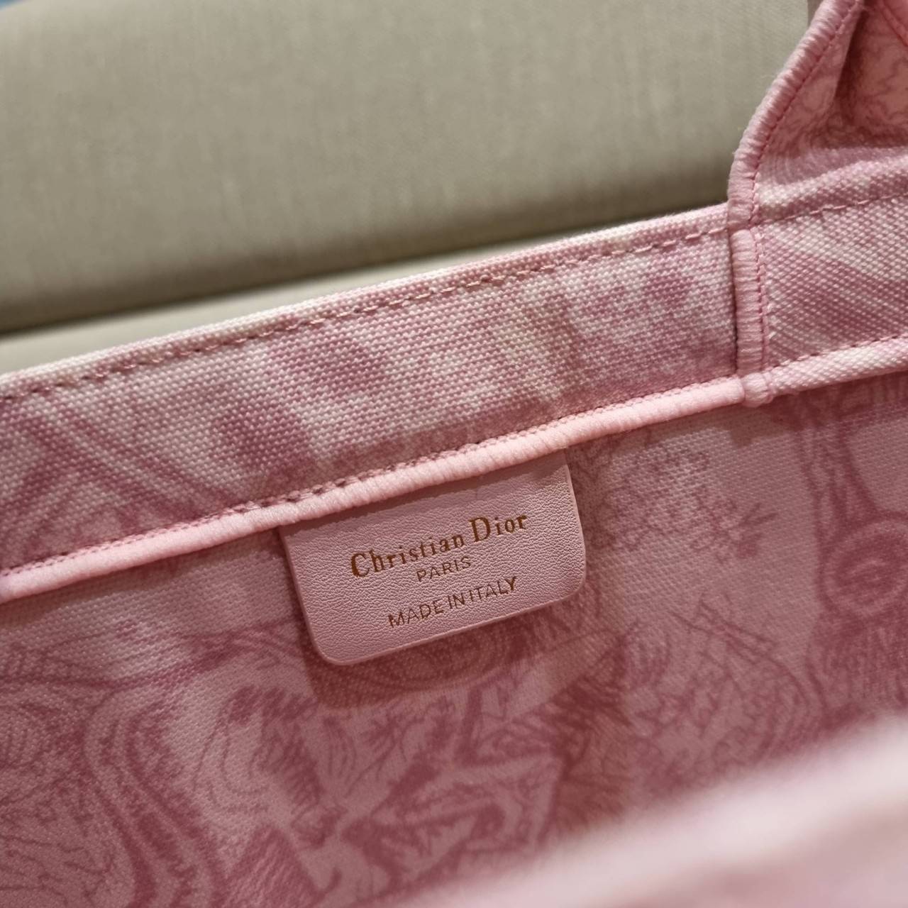 VIP 】HOT ARRIVAL!! DIOR CD SHOPPING BAG WITH GWP กระเป๋าทรงช้อปปิ้งใบใหญ่ จุใจ!! พรีเมี่ยมกิ๊ฟรุ่นดับเบิ้ลฮอต ดีไซน์คลาสสิควินเทจ สวยหรู วัสดุผ้าแคนวาสลายกราฟฟิค ภายในโล่งกว้างมากๆ ใส่ของจุสุดๆ โน้ตบุ้ค ไอแพด กระเป๋าสตางค์ มือถือ หรือเสื้อผ้ายังได้ สะพายค