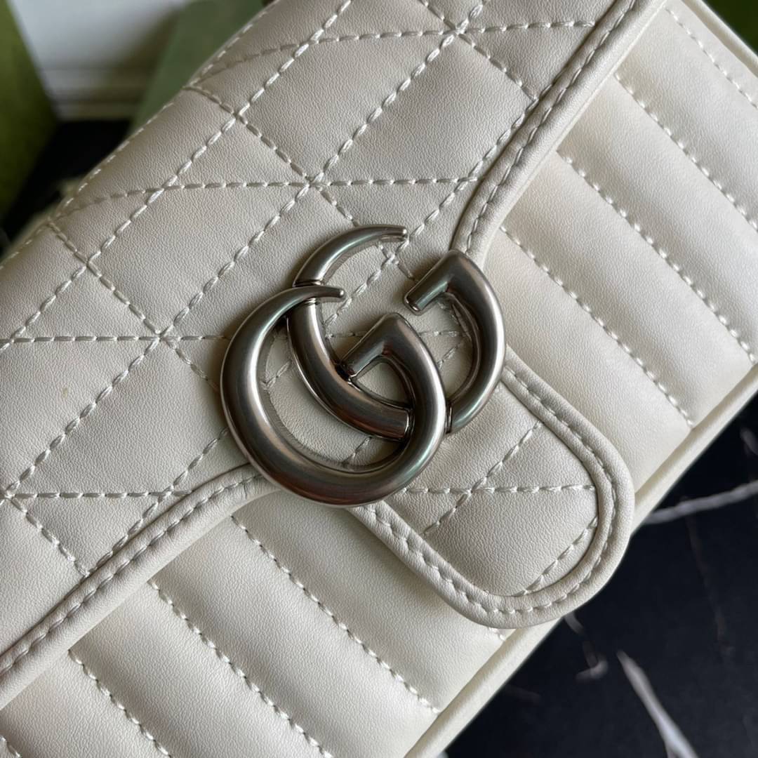 หนังแท้ GUCCI GG Marmont leather shoulder bag แบบใหม่ล่าสุด ราคานี้หนังแท้คือคุ้มมากเลยค่าสาวๆ ต้องจัดแล้วน้าา ยกระดับความหรูให้กับตัวเองกันหน่อย ด้วยกระเป๋ารุ่นนี้!! ครอสบอดี้ที่ดีไซน์หรู อัพเลเวล ในราคาที่จับต้องได้ พร้อมเสิร์ฟความสวยตรงถึงบ้านแล้วจ้า