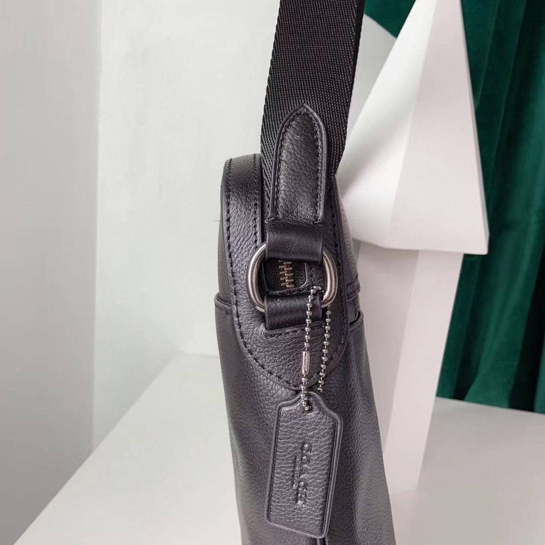 COACH HOUSTON FLIGHT BAG Calf Leather Black Smooth calf leather พร้อมส่งอีกครั้ง! กระเป๋าสะพายแบบครอสบอดี้ร์ของคุณผู้ชาย หนังแท้ ลายหนังสวย ด้านหน้ามีช่องซิปให้หนึ่งช่อง ช่องหลักกว้างใส่สัมภาระได้จุค่ะ พร้อมช่องเล็กใส่ของจุกจิกอีก3ช่องค่ะ สายสะพาย