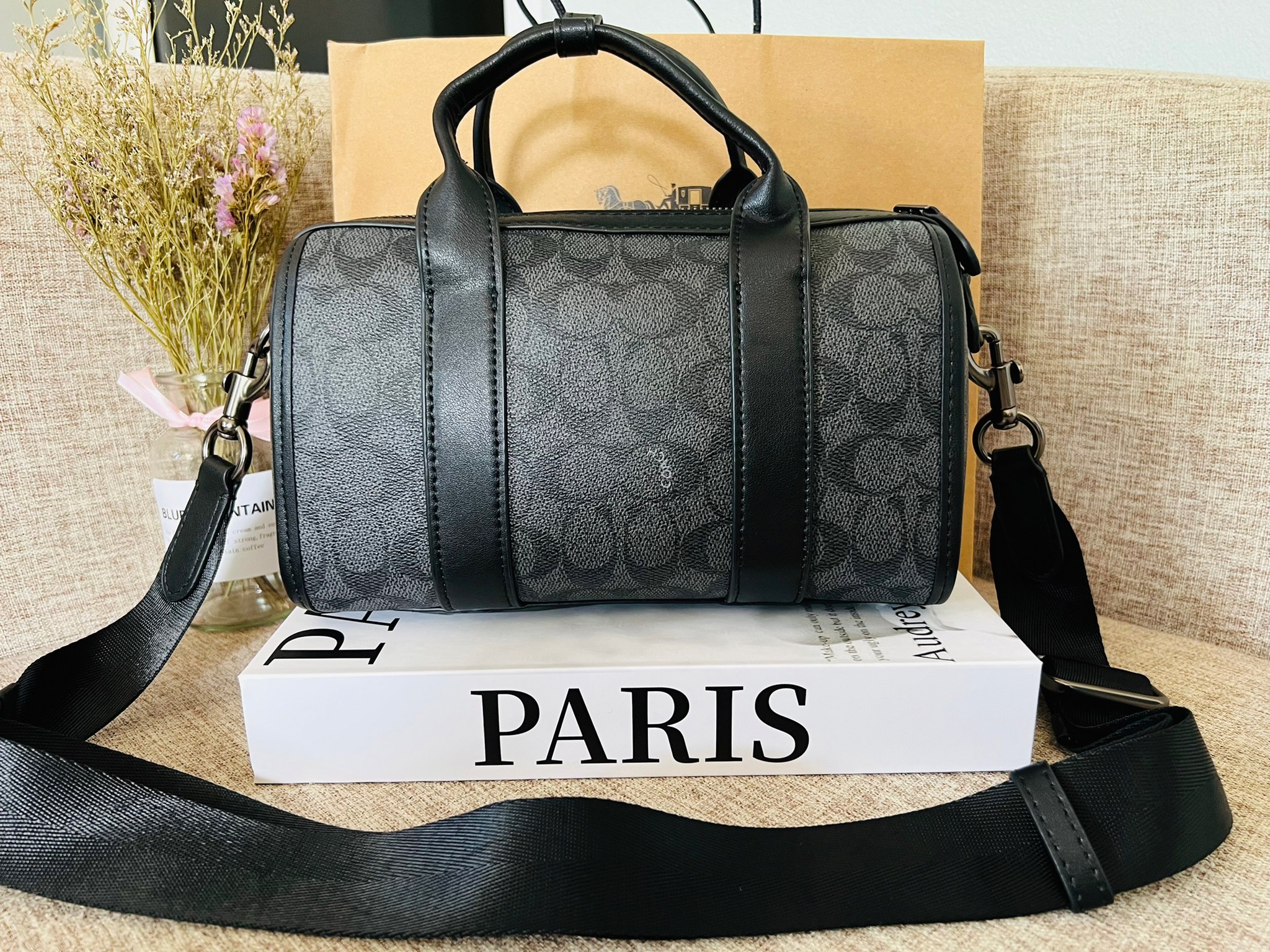 COACH GOTHAM DUFFLE 24 IN SIGNATURE CANVAS CA186 กระเป๋าทรงหมอนรุ่นใหม่สุด 2022 รุ่นนี้สามารถใช้ได้ทั้งชายหญิง หนังแท้อย่างดี นิ่มทรงสวย มากๆค่ะ เปิด-ปิดกระเป๋าแบบซิปคู่ด้านบนมีกระดุมรวบหูหิ้วให้ด้วยนะคะ ภายในกระเป๋าสามารถใส่สัมภาระที่จำเป็นในชีวิตประจำวั