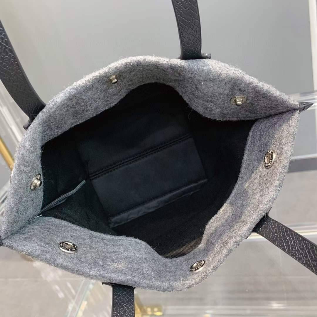 LONGCHAMP ROSEAU ESSENTIAL Shopping bag กระเป๋า Tote วัสดุผ้าขนสัตว์ ซับในผ้าฝ้ายที่จับด้านบนหนังวัว กระเป๋าสะพายใบนี้มีขนาดพอเหมาะ ดีไซน์หรูหรานี้สามารถสะพายไหล่หรือถือในมือก็ได้ นุ่มและน้ำหนักเบา