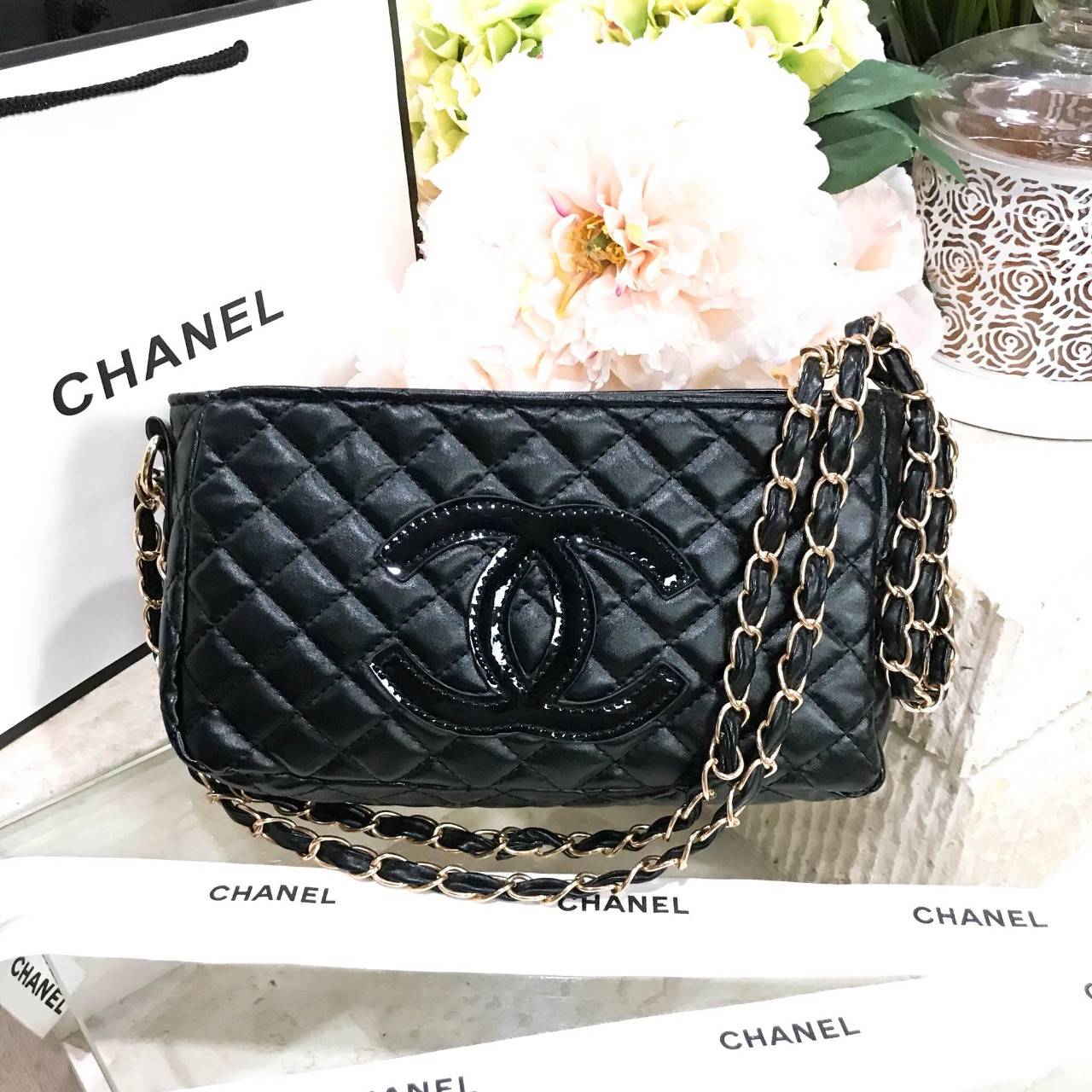 NEW ARRIVAL! Chanel Clutch Bag With Chain VIP Gift With Purchase (GWP) กระเป๋าสะพายพรีเมี่ยมกิ้ฟของแท้จาก Chanel Perfume Counter รุ่น Limited Edition วัสดุหนังลายตารางทรงเหลี่ยมเปิดปิดด้วยซิปแบรนด์อะไหล่ทอง ขนาดกำลังดี น้ำหนักเบา ภายในโล่ง ซับในลายเเบรนด์