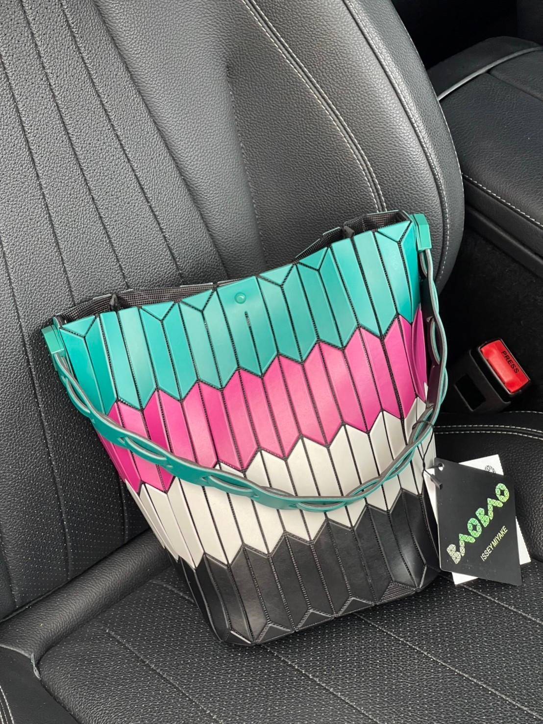 Large : Baobao Issey Miyake Large Bucket กระเป๋าบัคเก็ตขนาดใหญ่สามารถใช้ใส่ร่มพับได้หรือขวดน้ำขนาดเล็กได้ ซีรีย์ใหม่นี้มีจุดเด่นที่แผ่นรูปทรงสี่เหลี่ยมด้านขนานในแนวตั้ง เกิดเป็นรูปทรงสามมิติซึ่งแตกต่างไปจากรูปทรงที่เกิดขึ้นจากแผ่นสามเหลี่ยม หูหิ้วสามารถขย