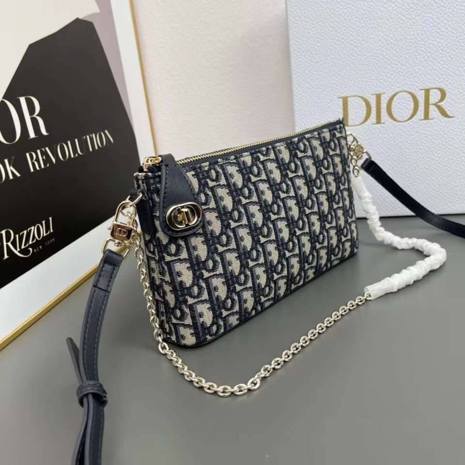 DIOR 30 Montaigne Dior Midi Mini Bag Blue Dior Oblique Jacquard กระเป๋าถือ/สะพายคอลใหม่ล่าสุด ดีไซน์หรูหรา รูปทรงใช้งานง่าย ได้ทั้งงานกลางวันและกลางคืน สวยหรู ดูดี มีระดับ
