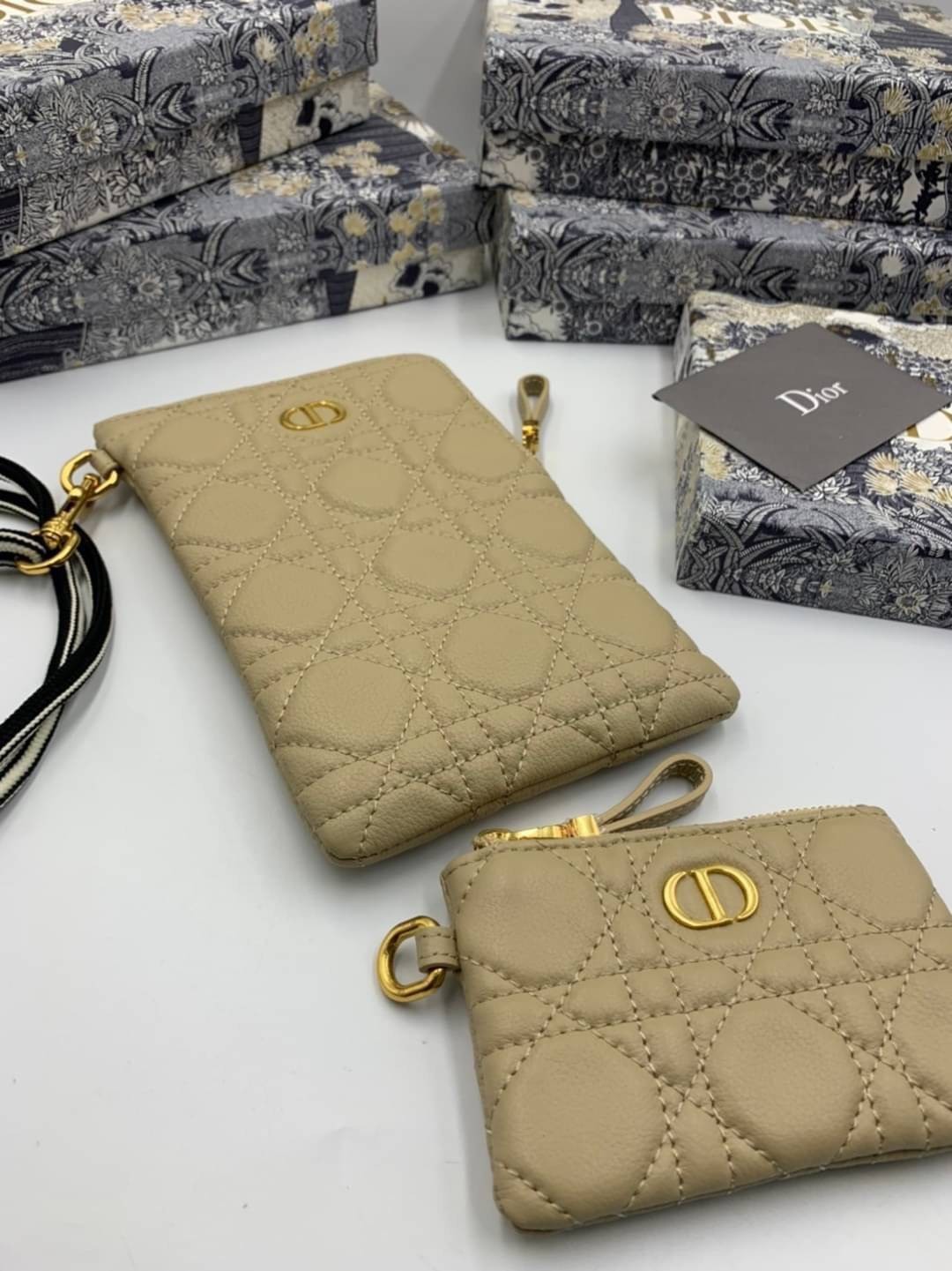 VIP 】CHRISTIAN DIOR PHONE BAG 2 in 1 DOUBLE BAG กระเป๋าเซ็ท 2 ใบ มีสายสะพายข้าง ถอดออกใช้งานได้ ถือว่าคุ้มมากๆเลยค่ะ สามารถใช้งานแยกกันได้ ใส่สายสะพายหรือ ถือได้ วัสดุหนังแท้ สวยงามนุ่มฟู น่ารักมากๆ เลยน้าาา
