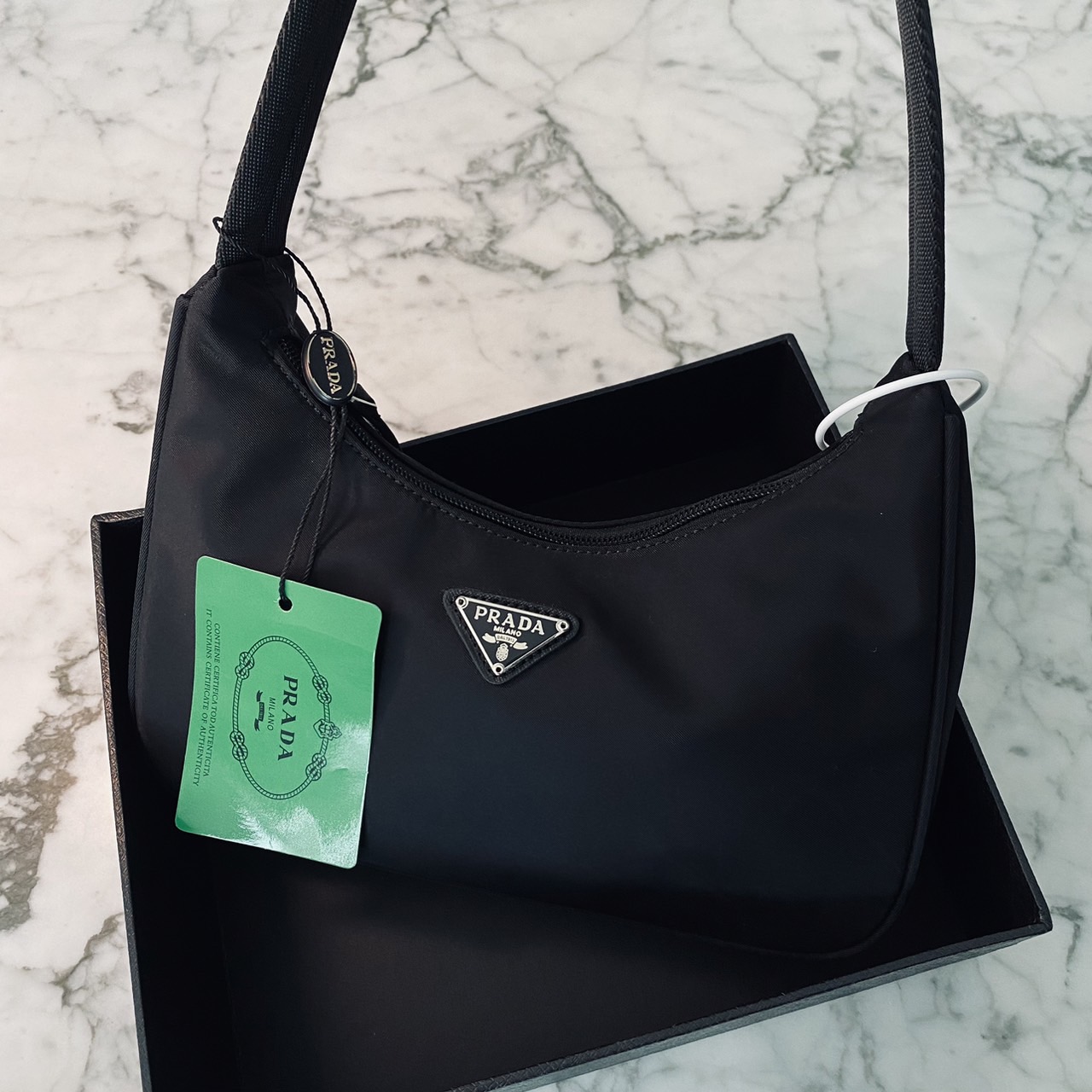Prada Nylon Shoulder Bag / Re-Nylon Prada Re-Edition 2000 mini-bag กระเป๋าสะพายไหล่ผ้าไนล่อน เรียบแต่หรู คูลแต่เท่ห์ ยกให้ใบนี้ตลอดกาลเลยค่า
