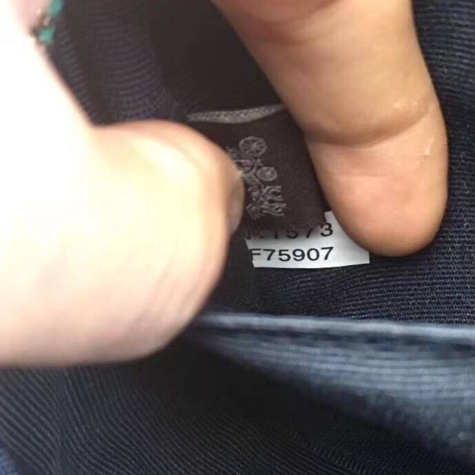 COACH JES CONVERTIBLE BELT BAG IN COLORBLOCK 2IN1 !! กระเป๋าคาดอก/สะพายข้าง ใช้ได้ถึง 2 แบบ!! คุ้มค่ามากที่สุด!! วัสดุหนัง pepble ดีไซน์เรียบ แต่หรู ภายในเป็นช่องโล่ง ใบนี้สาวๆที่ไม่ชอบพกของเยอะ เหมาะมากๆน้า 🙇♀️ ของดีราคาจับต้องได้ ไอเท็มนี