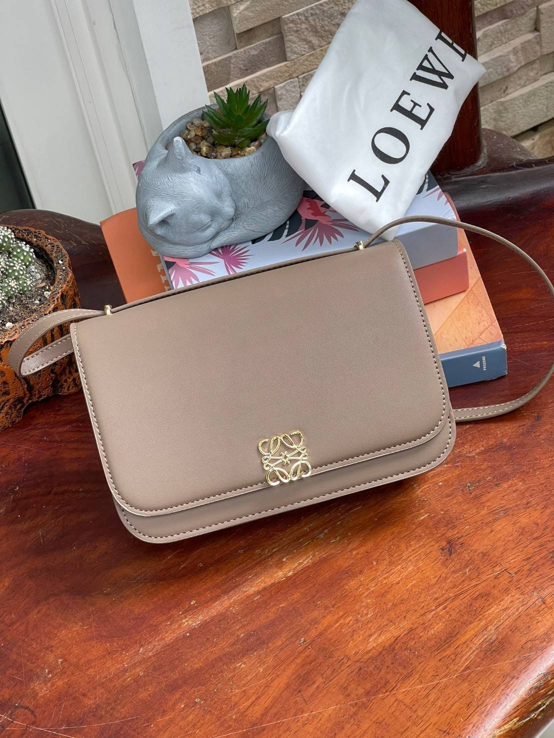 Medium : LOEWE Goya anagram leather shoulder bag กระเป๋าทรง GOYA รูปทรงกล่องอันคลาสสิกที่มาพร้อมรายละเอียดอันน่าค้นหา พร้อมด้วยโครงสร้างที่เปี่ยมไปด้วยสเน่ห์น่าค้นหา มีช่องใส่ของขนาดกว้างและเป็นทรงทำให้การจัดการสิ่งของต่างๆ ของสาวๆ นั้นง่ายดายมากยิ่งขึ้น 