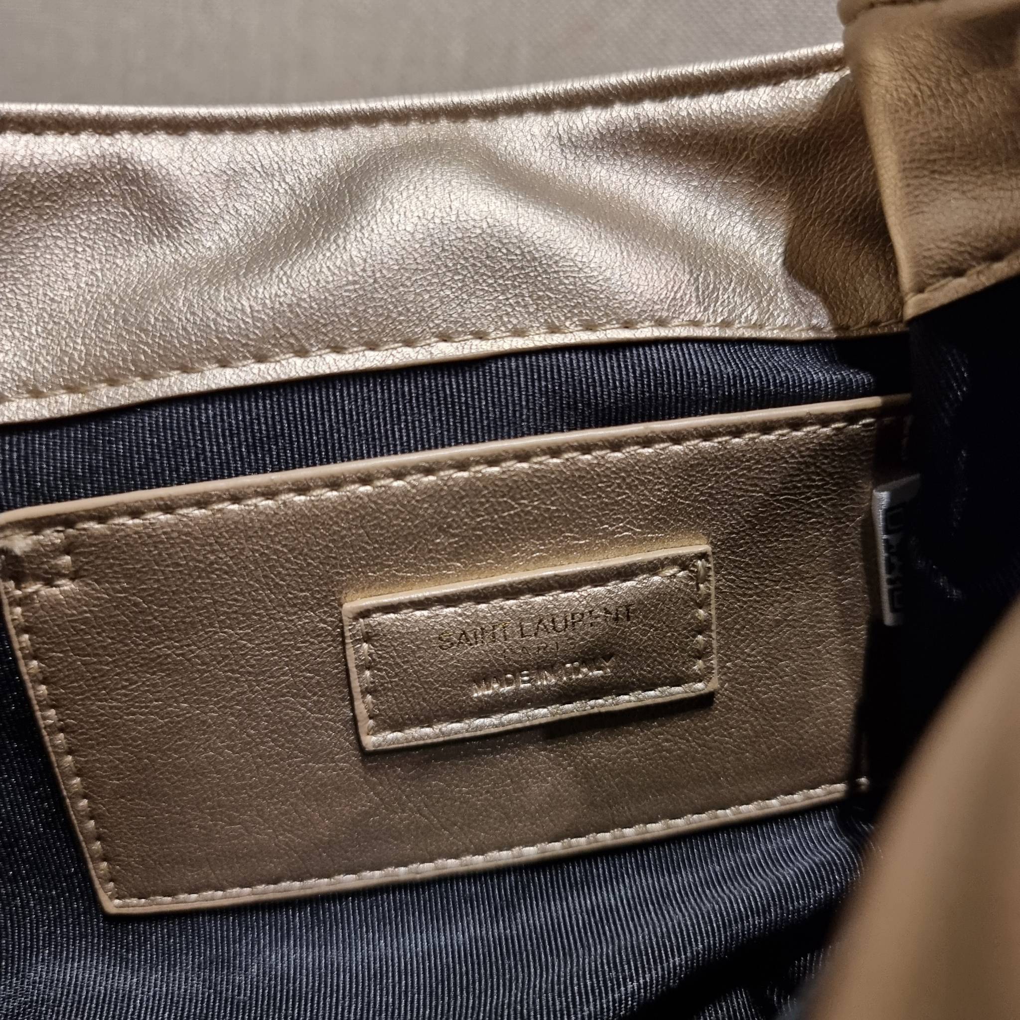 Yves Saint laurent mini nolita in lambskin / YSL mini nolita น้องสาวคนสวยที่ต้องตาเมื่อแรกเห็น กระเป๋าสะพายดีไซน์หรู ไซส์มินิ แบรนด์นี้ไม่เคยทำให้ผิดหวังจริงๆ ด้วยดีเทลความเรียบง่ายแต่มีความหรูอยู่ในตัว วัสดุหนังแกะ สัมผัสดีงามมากๆ เปิด-ปิดด้วยกระดุมแม่เห