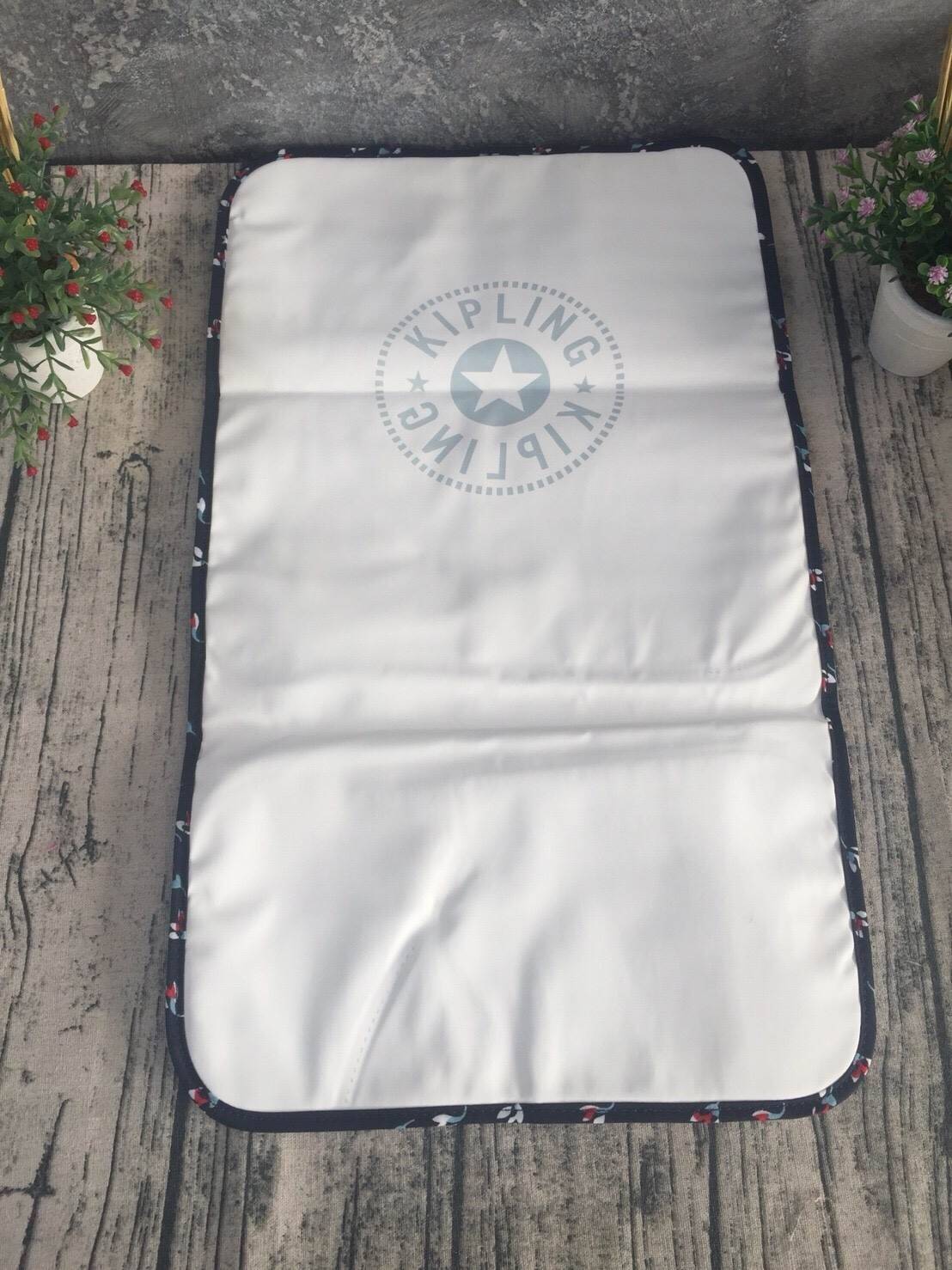 KIPLING Bizzy Boo เป็นกระเป๋าผ้าอ้อมกระเป๋าเป้สะพายหลังที่มีสไตล์ กระเป๋าเป้สะพายหลังขนาดเล็กที่มีน้ำหนักเบาและใช้งานง่ายและทำความสะอาดได้ง่ายออกแบบมาเป็นพิเศษสำหรับทารกของคุณ Bizzy Boo มาพร้อมกับกระเป๋าด้านข้างสำหรับทารกเล็ก ๆ ที่เข้ากันได้กับแผ่นรองพื้น