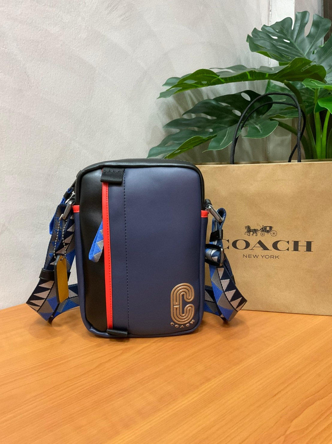 COACH NORTH/SOUTH EDGE CROSSBODY (COACH 5626) IN SIGNATURE CANVAS (COACH 6788) กระเป๋าสะพายผู้ชาย กระเป๋าสะพายรุ่นใหม่ ชนช็อป (!!)รุ่นหายาก สี COBALT MULTI วัสดุทำจาก หนังลูกวัวแท้ เนื้อเรียบ พิมพ์ลาย ขนาดกำลังดี